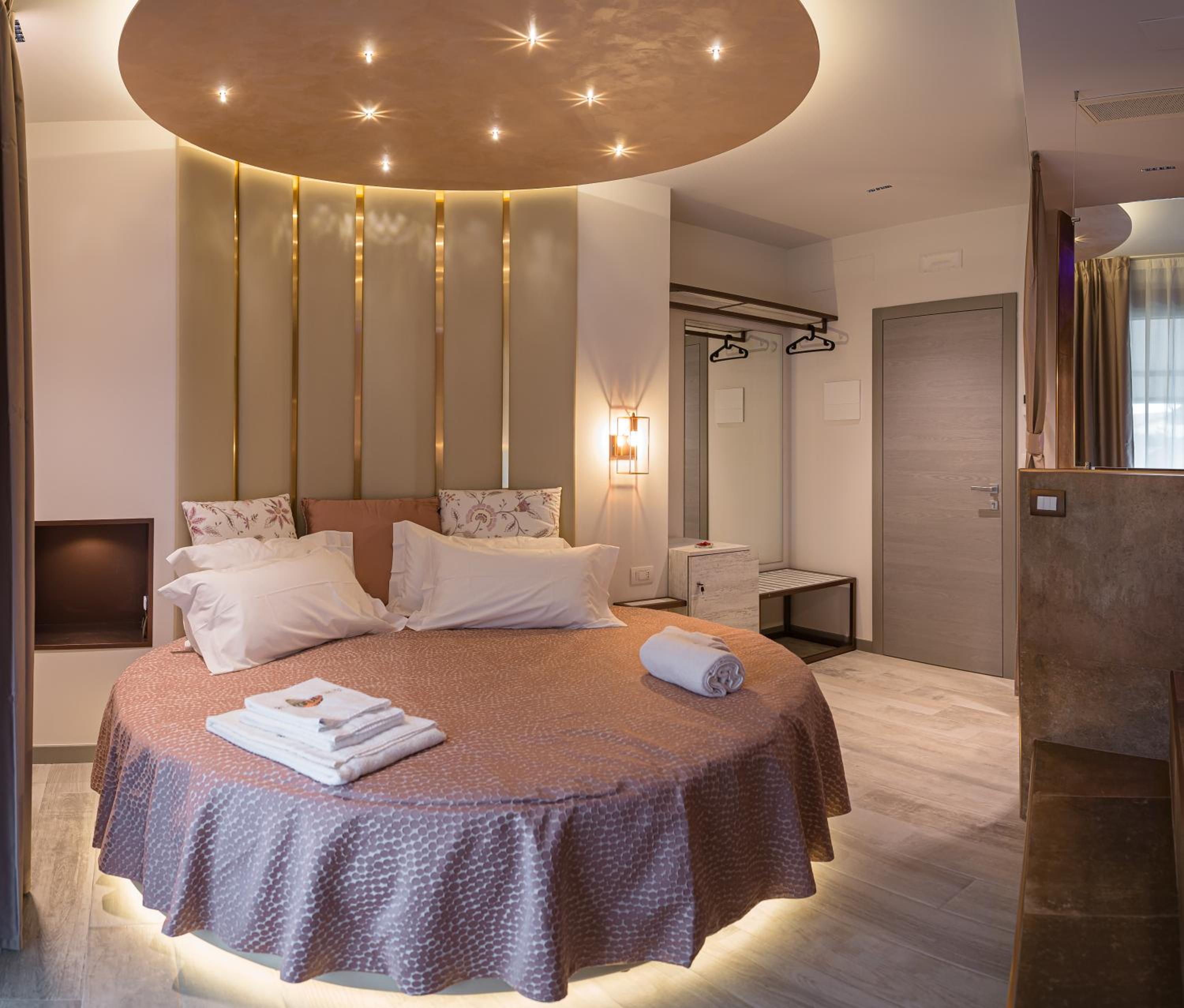 Deluxe Room - Photo 3
