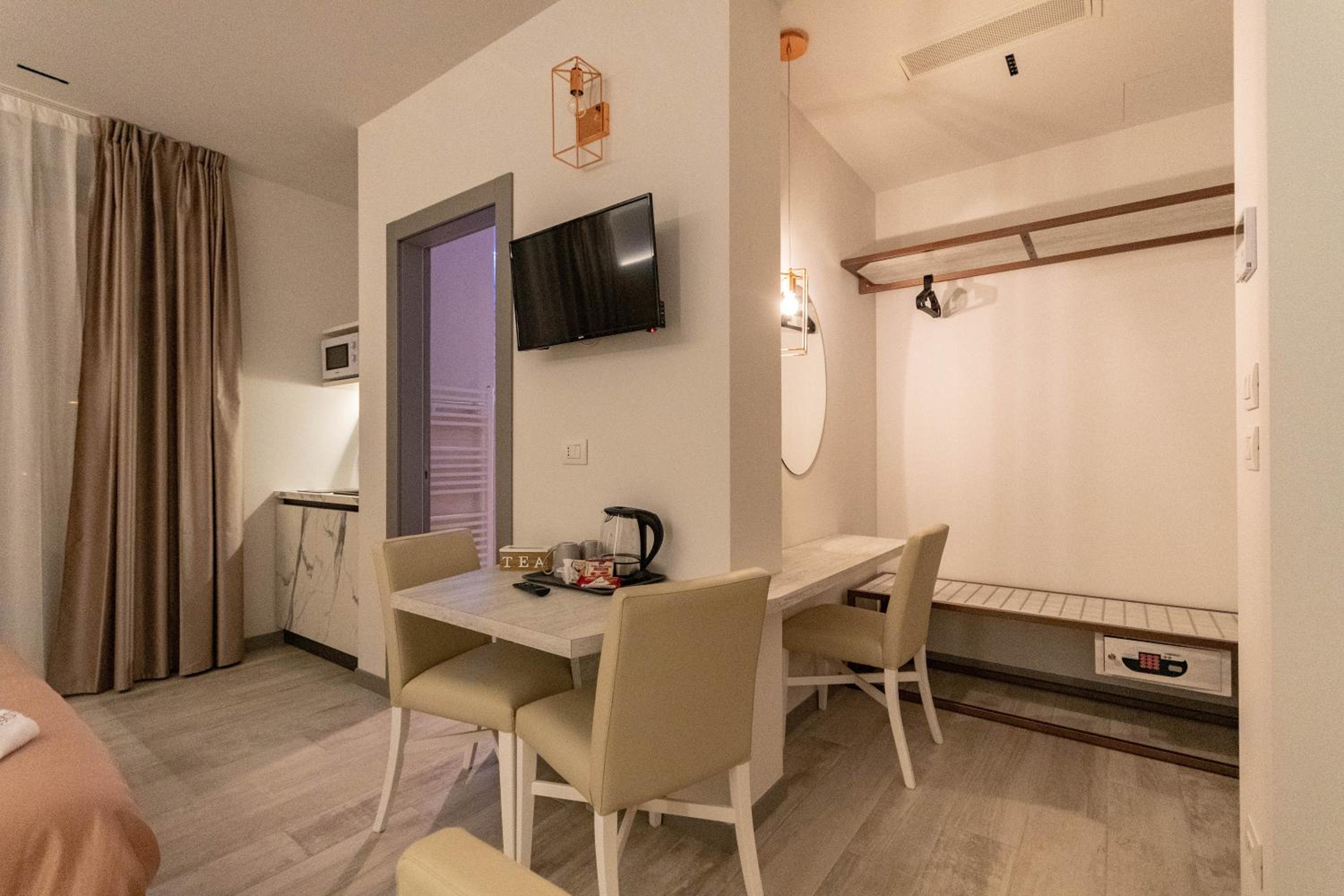 Standard King Room - Photo 7