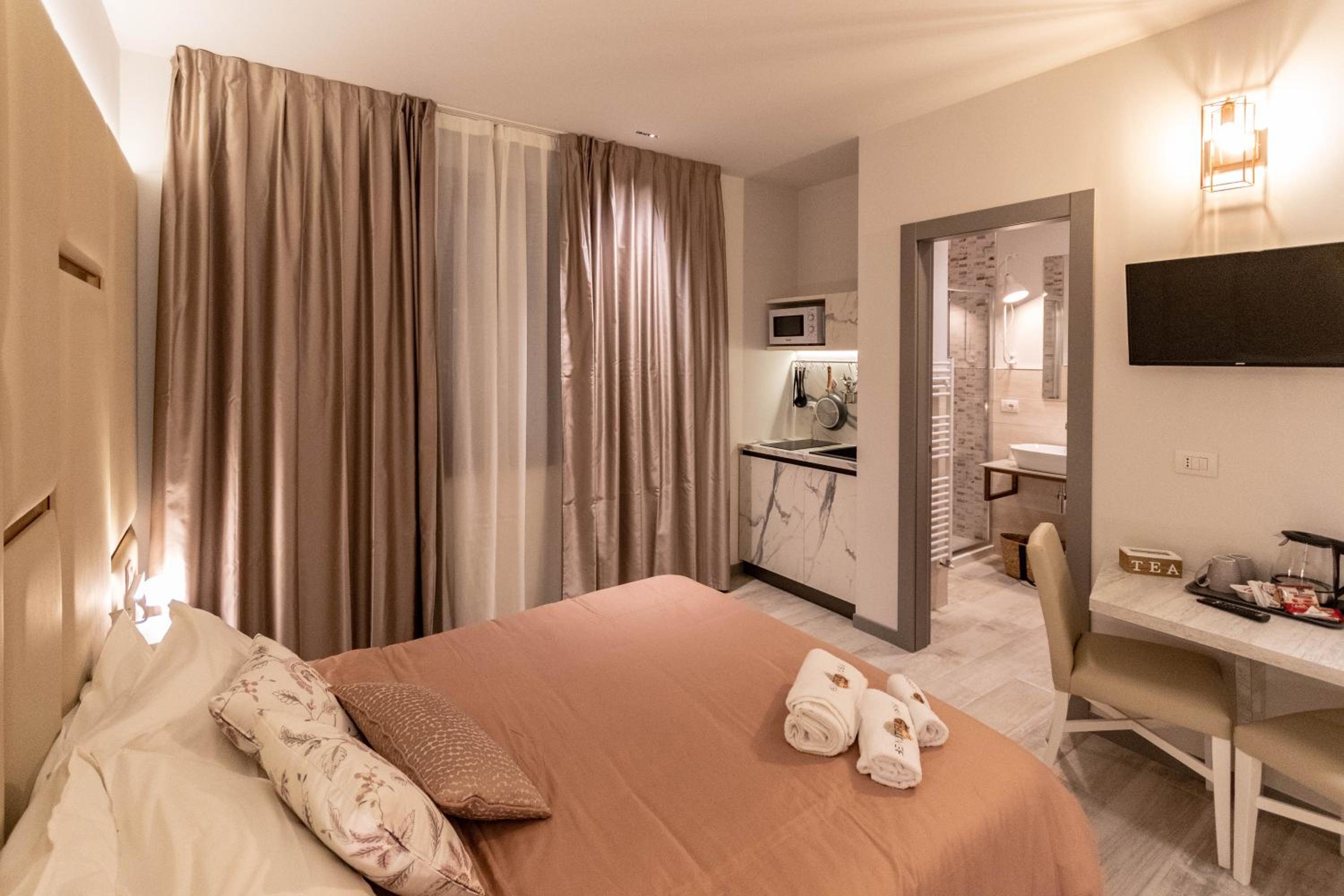 Standard King Room - Photo 15