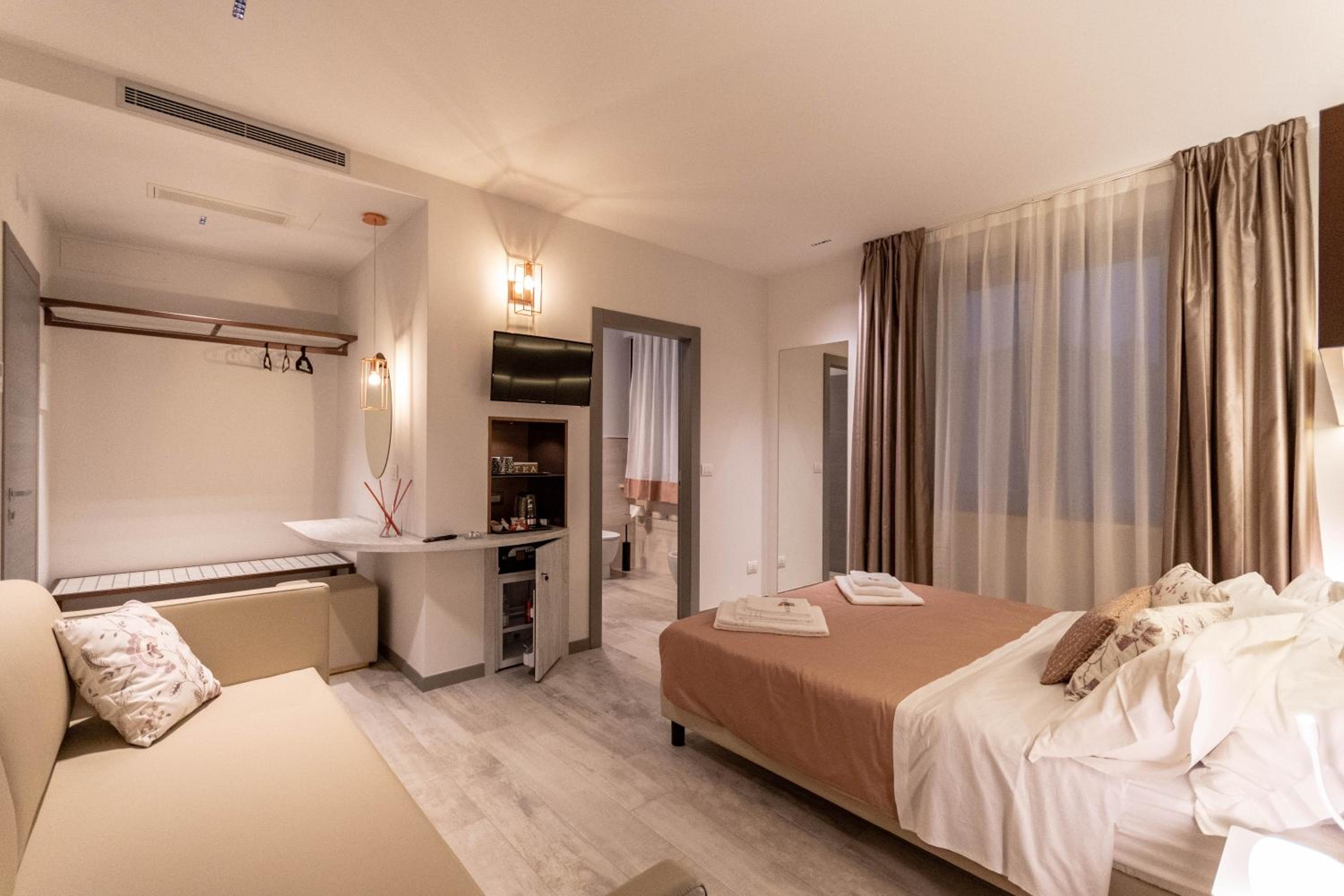 Deluxe King Room - Photo 3