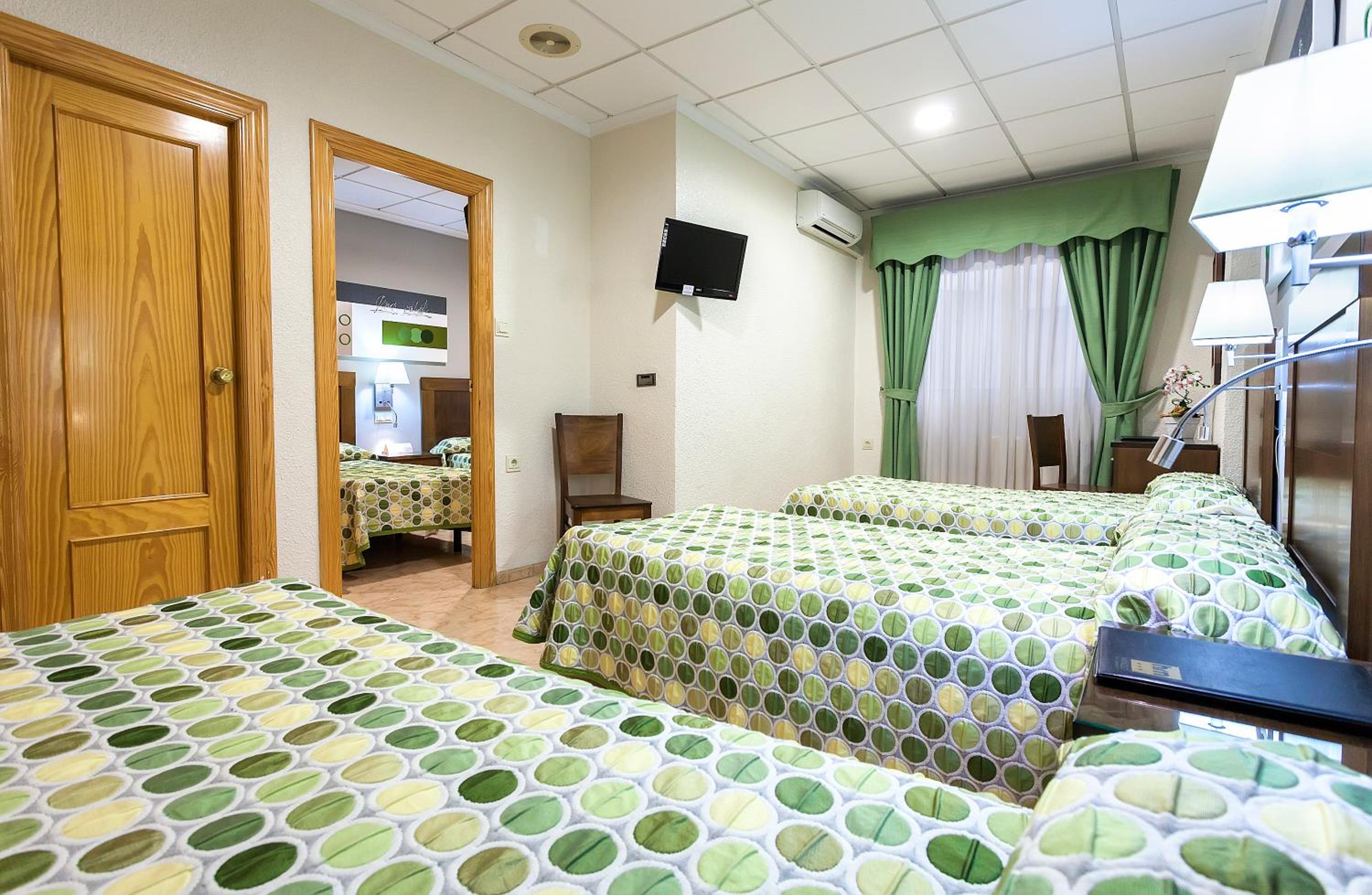 Interconnecting Room (5 Adults) - Photo 3