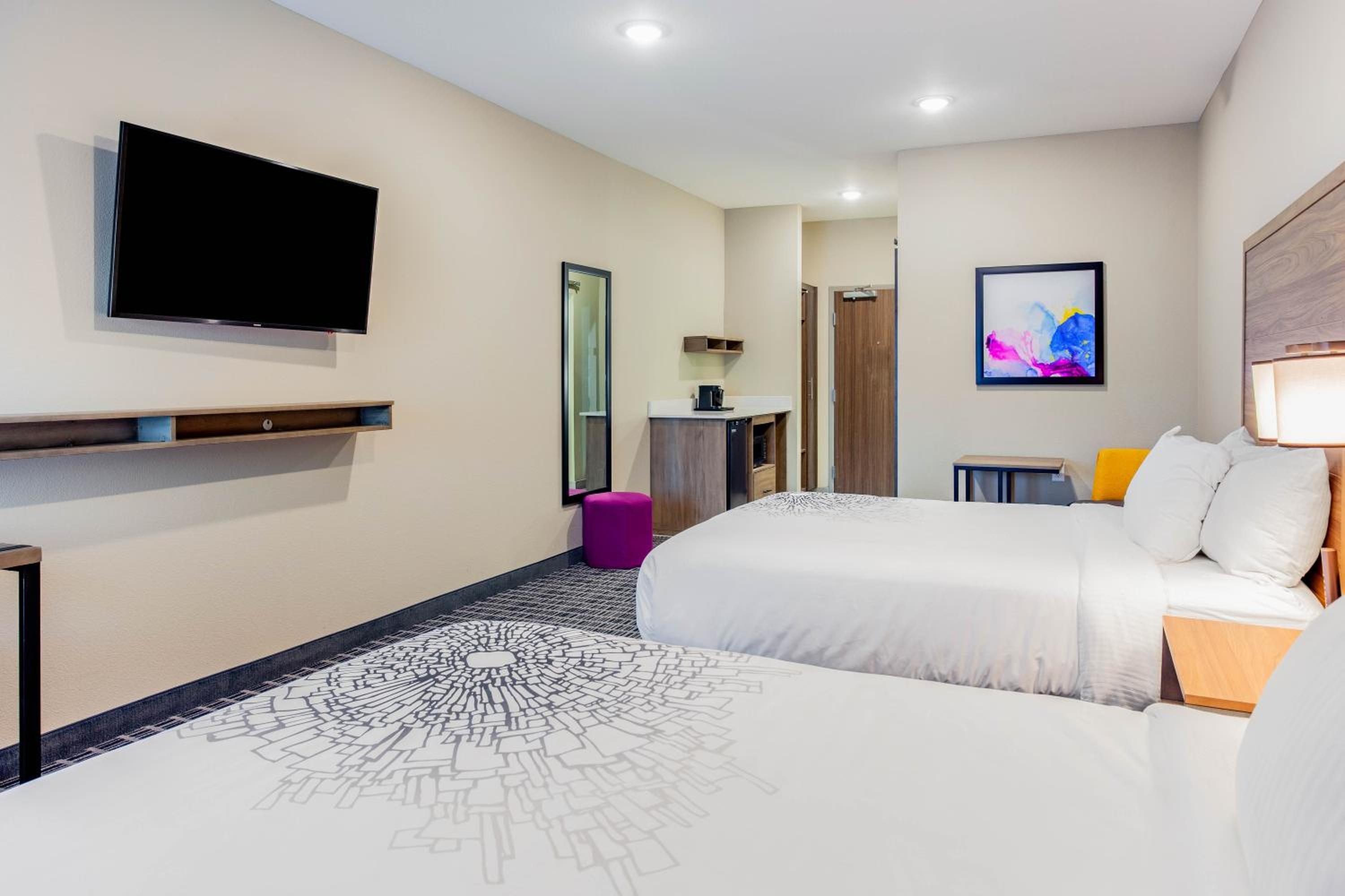 Queen Room with Two Queen Beds and Roll-In Shower - Mobility/Hearing Accessible - Non-Smoking - Photo 2