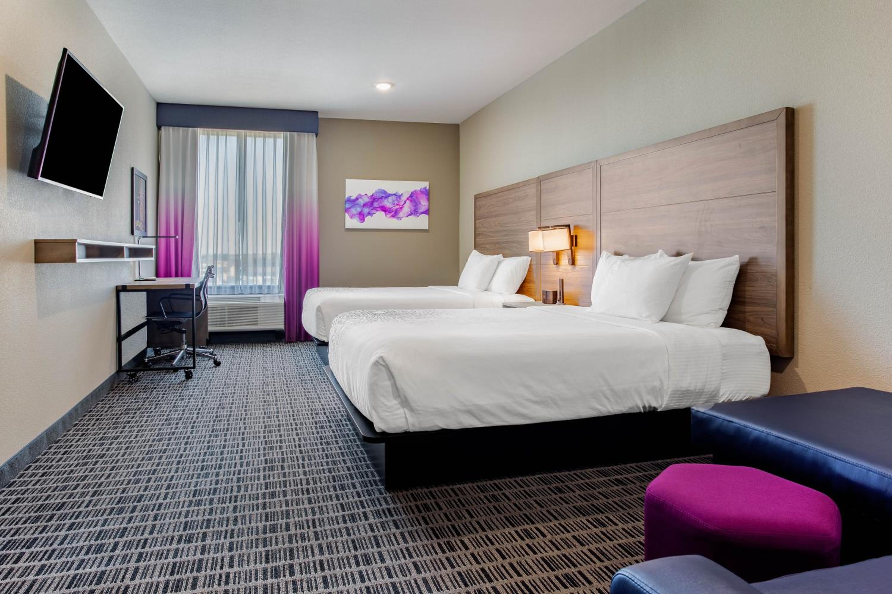 Deluxe Queen Room with Two Queen Beds - Non-Smoking - Photo 6