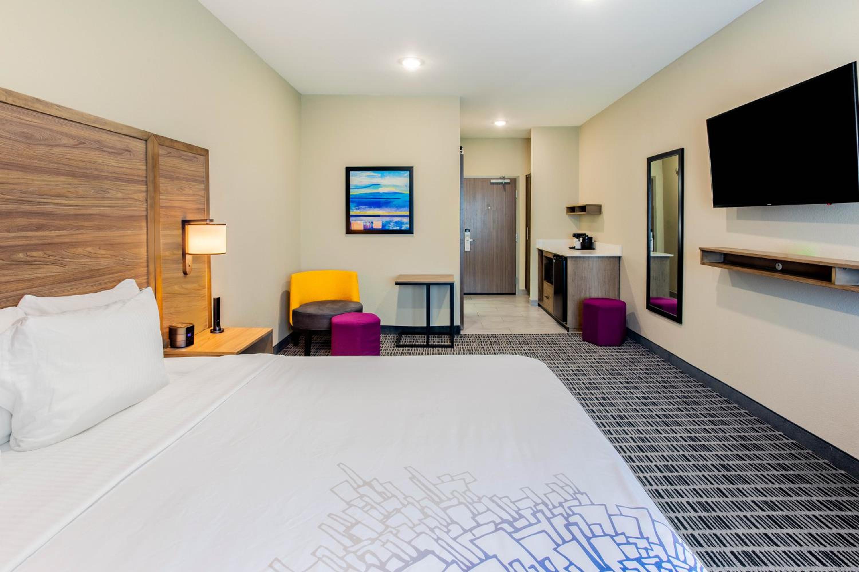 King Room - Non-Smoking - Photo 5