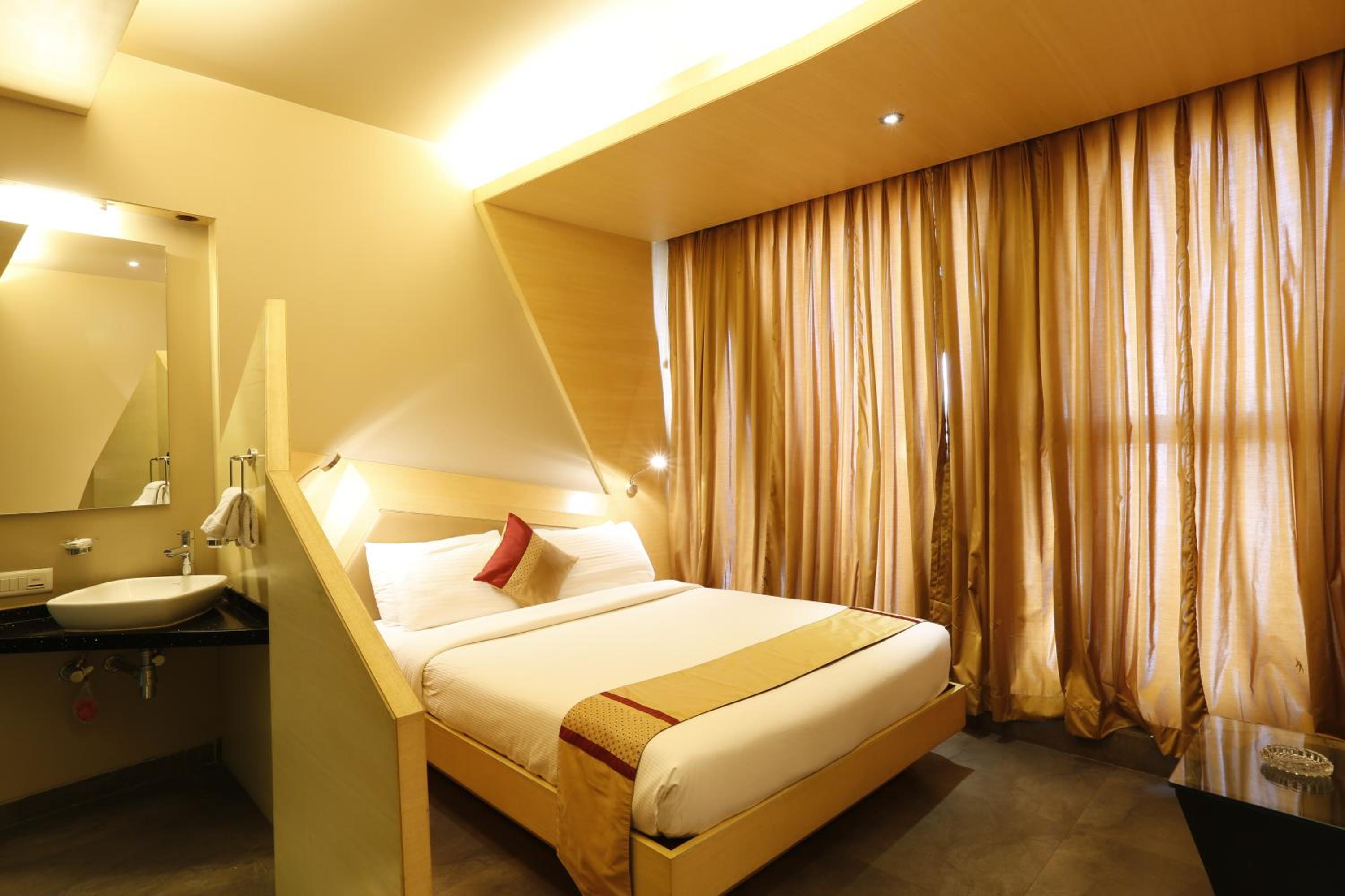 Deluxe Double or Twin Room with Airport Transfers - Photo 13