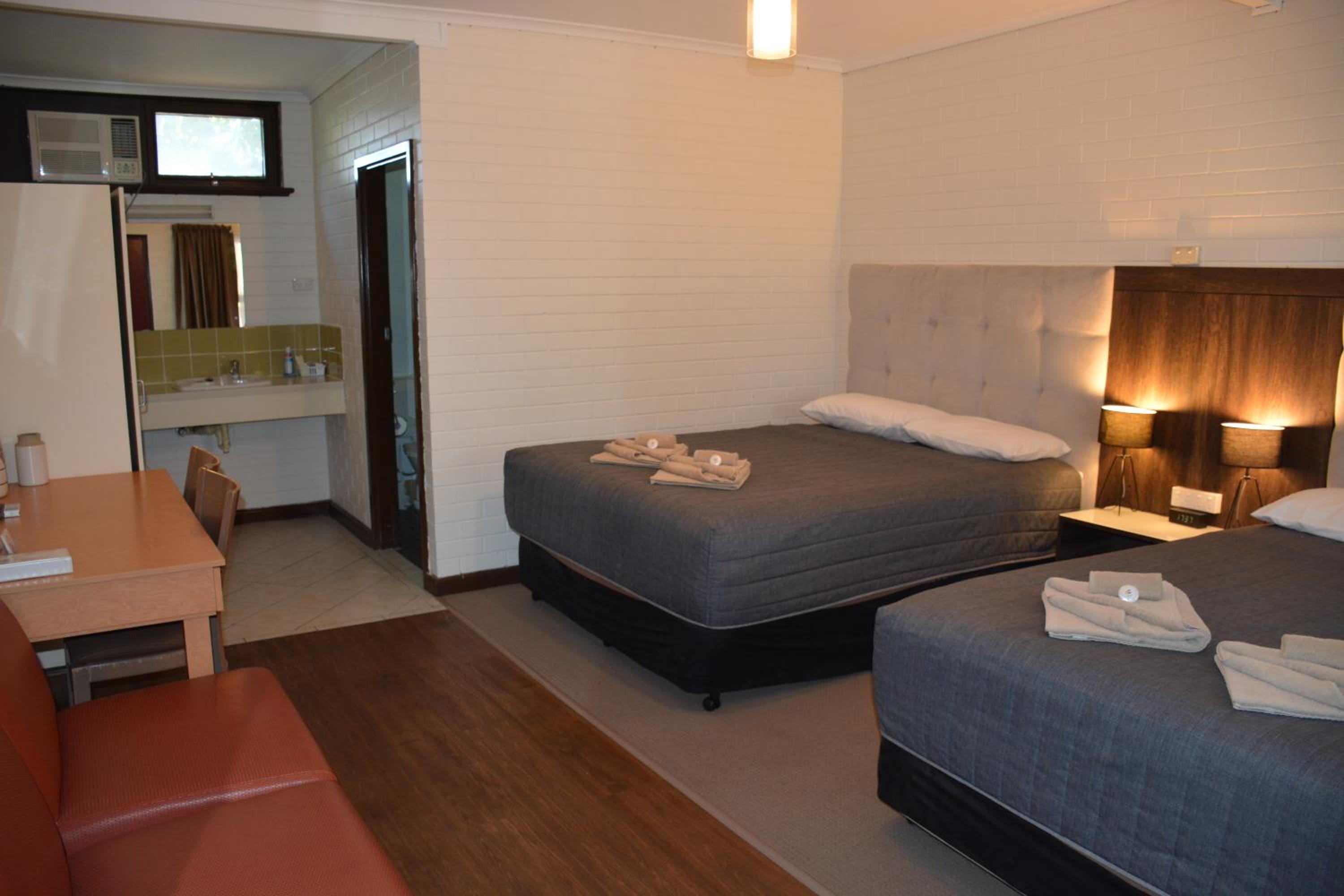 Queen Room with Two Queen Beds photo 3