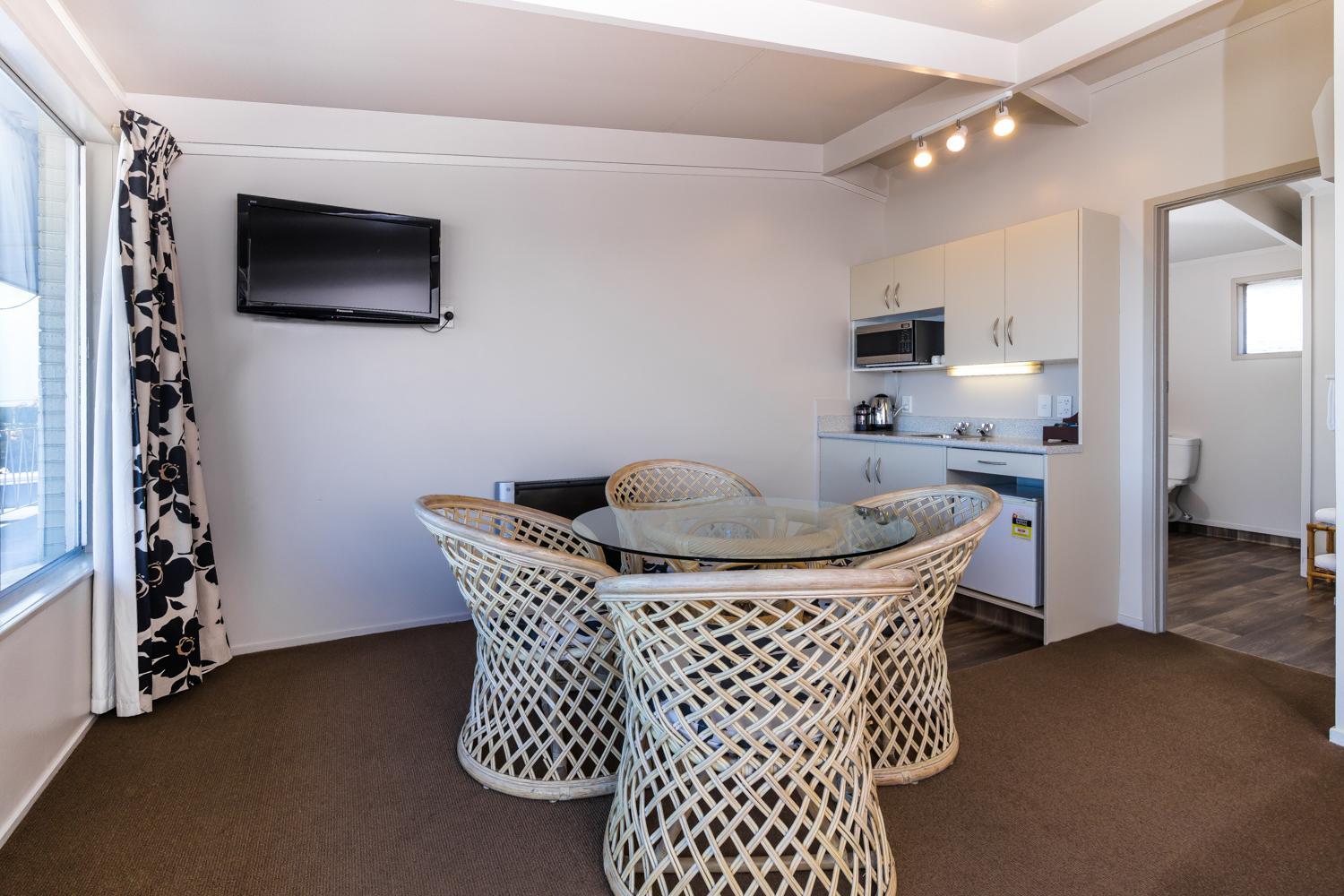 One-Bedroom Suite with Lake View - Photo 5