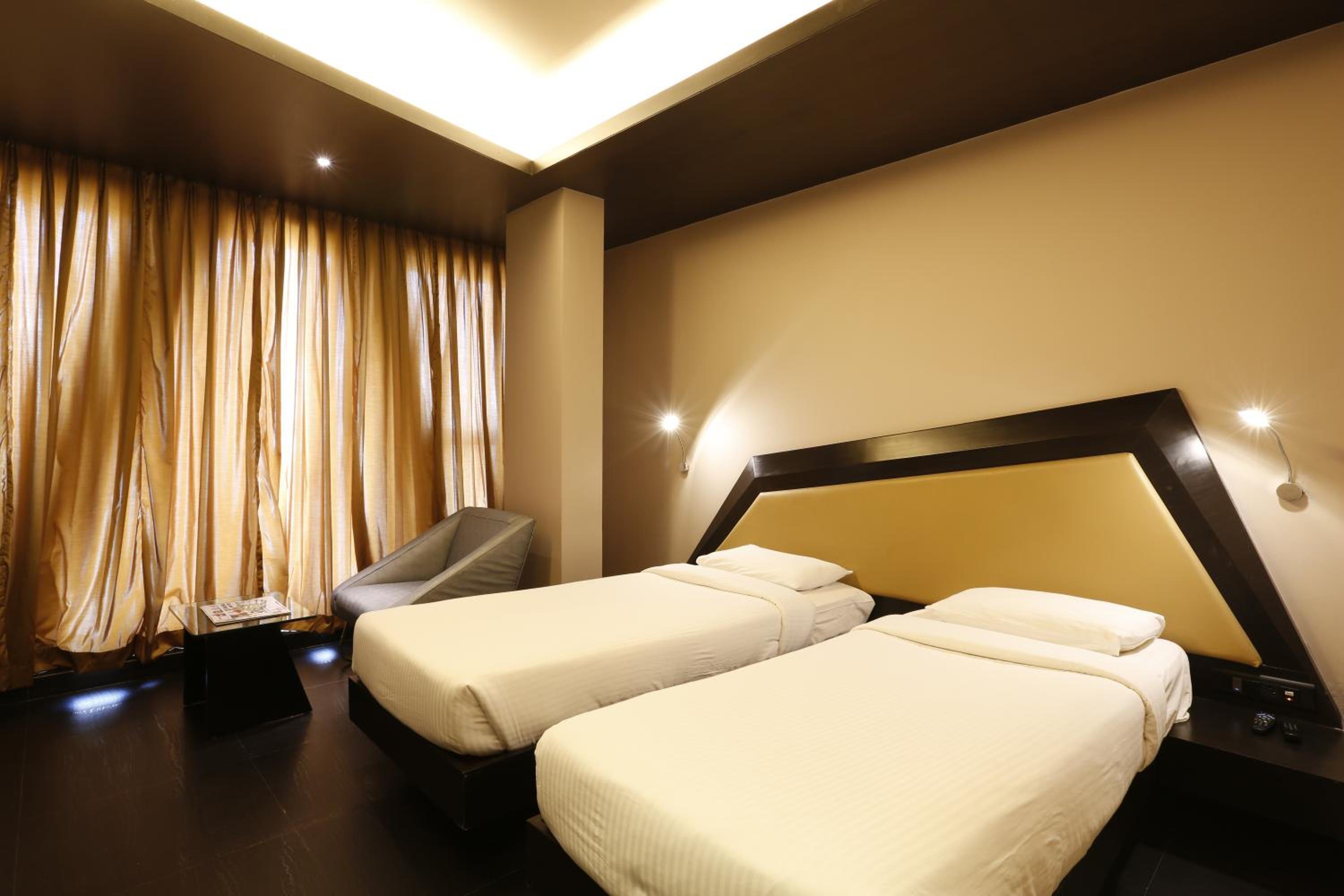 Deluxe Double or Twin Room with Airport Transfers - Photo 9