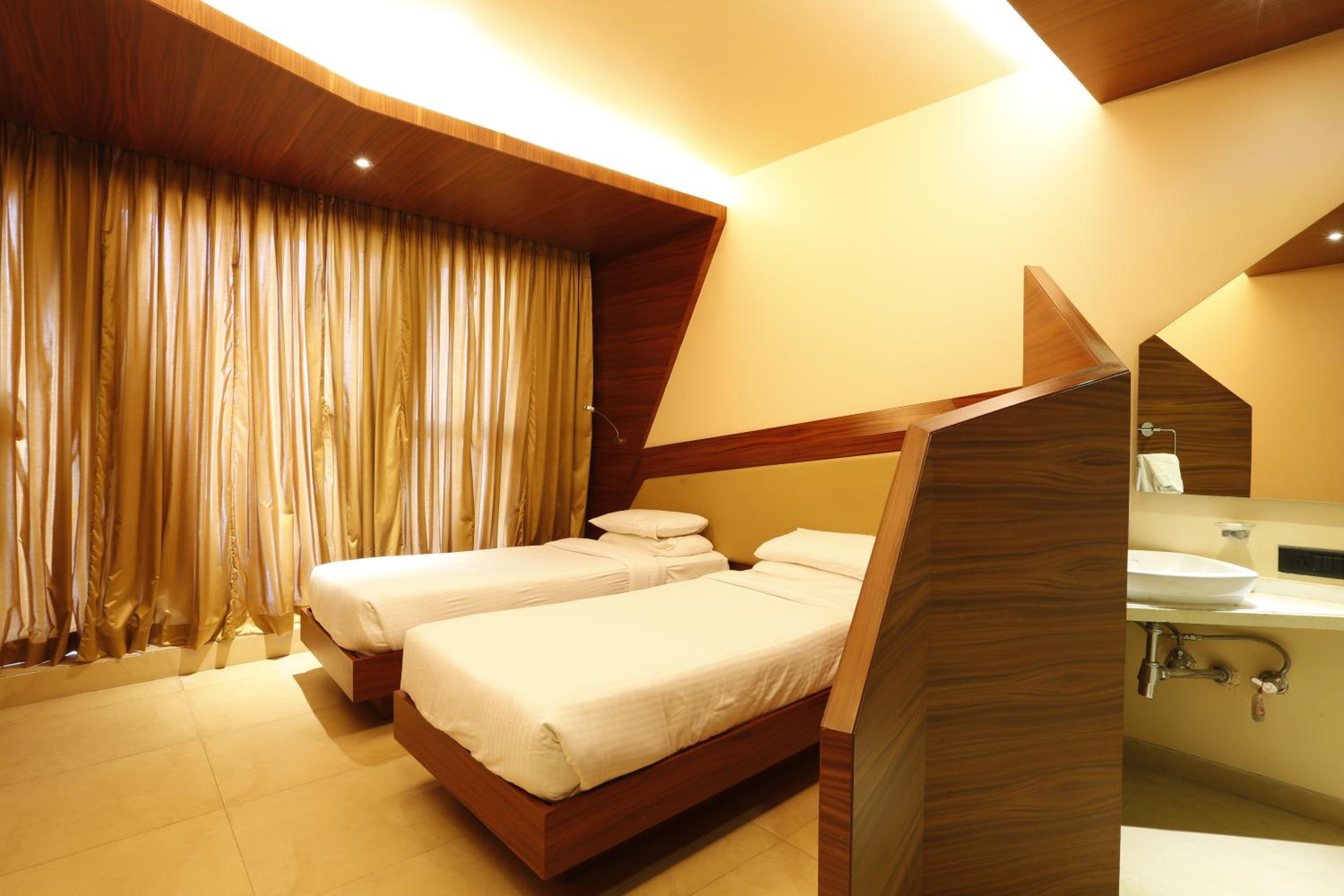 Deluxe Double or Twin Room with Airport Transfers - Photo 22