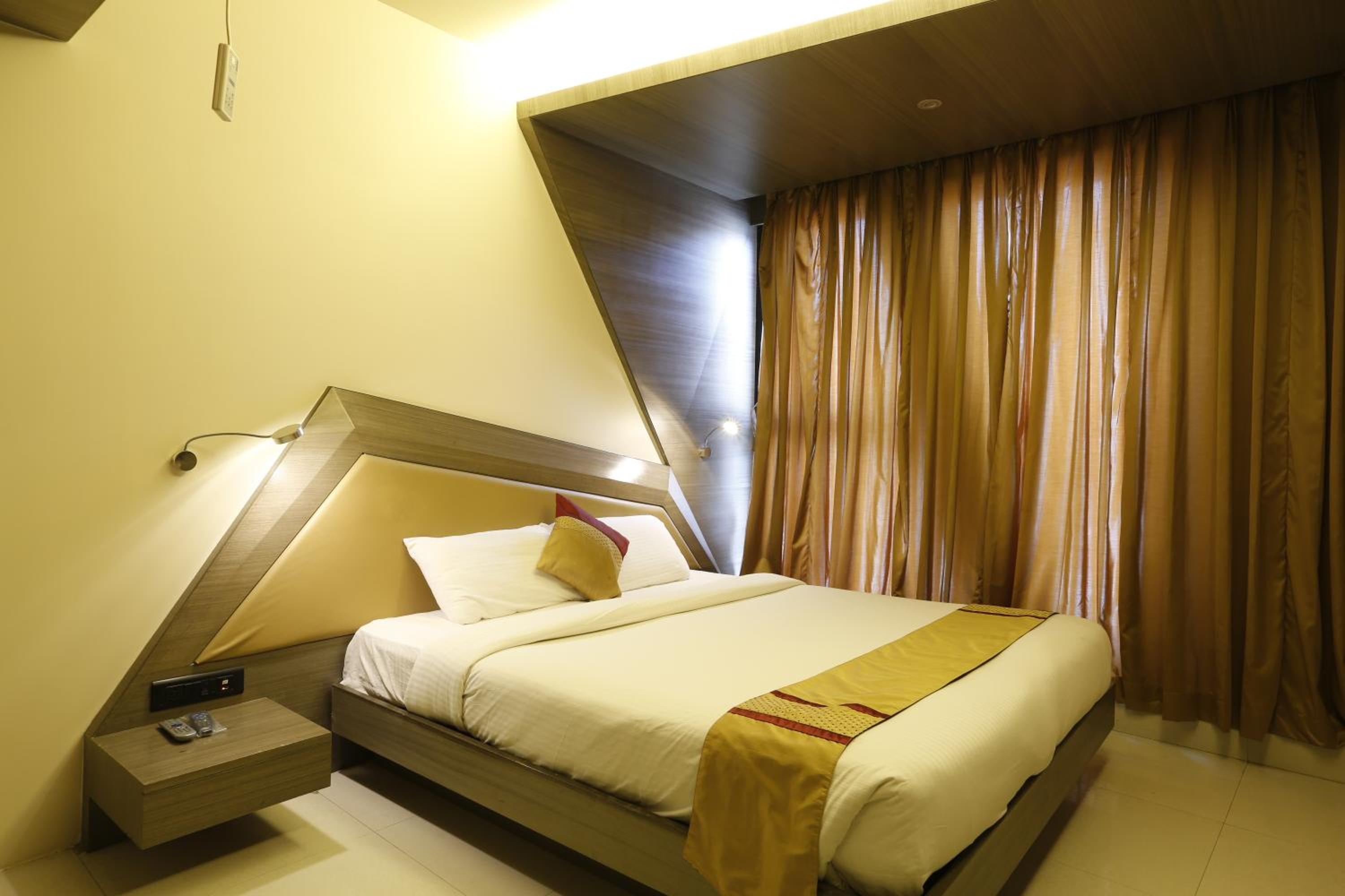 Deluxe Double or Twin Room with Airport Transfers - Photo 7