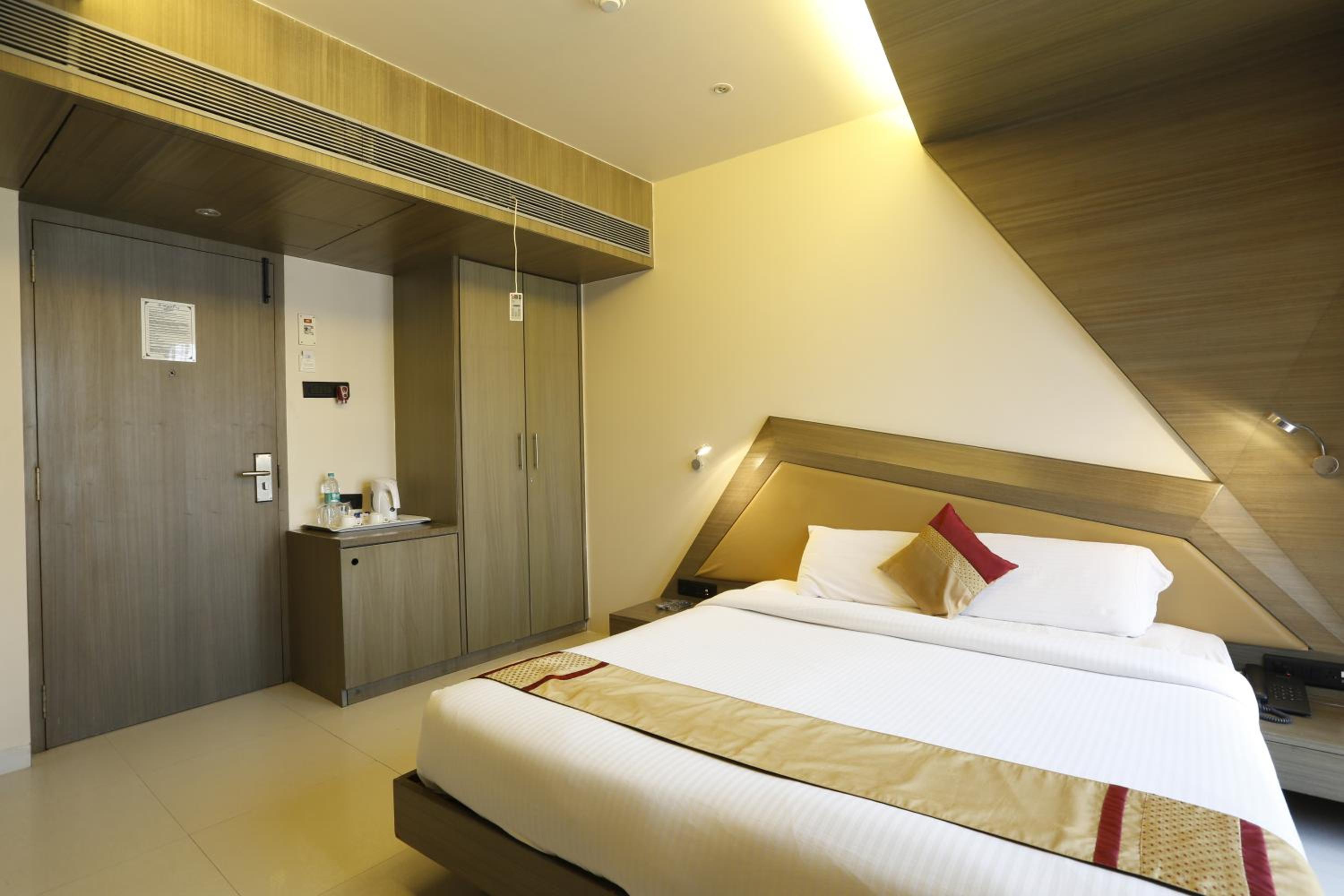 Deluxe Double or Twin Room with Airport Transfers - Photo 11
