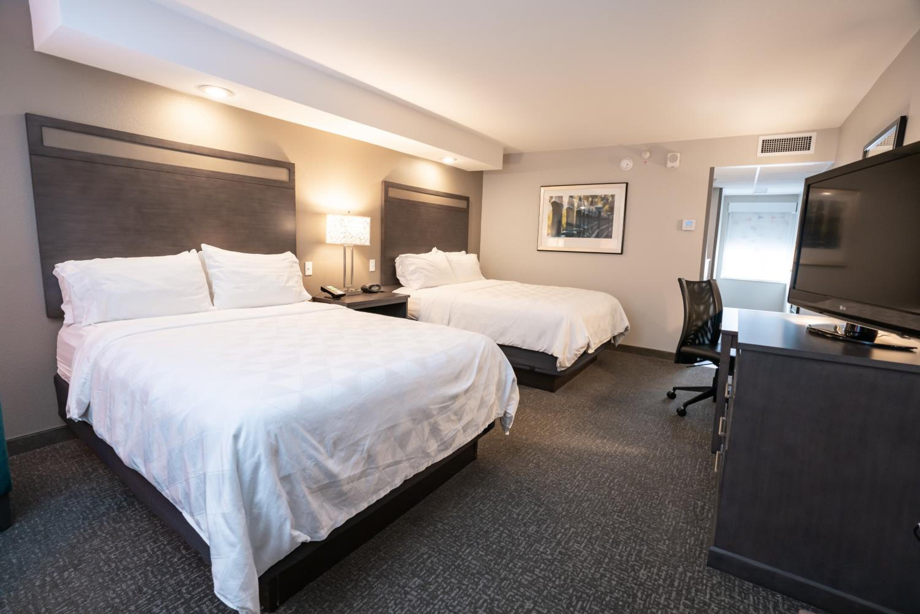 Standard Queen Room with Two Queen Beds and Pool Wing - Photo 2