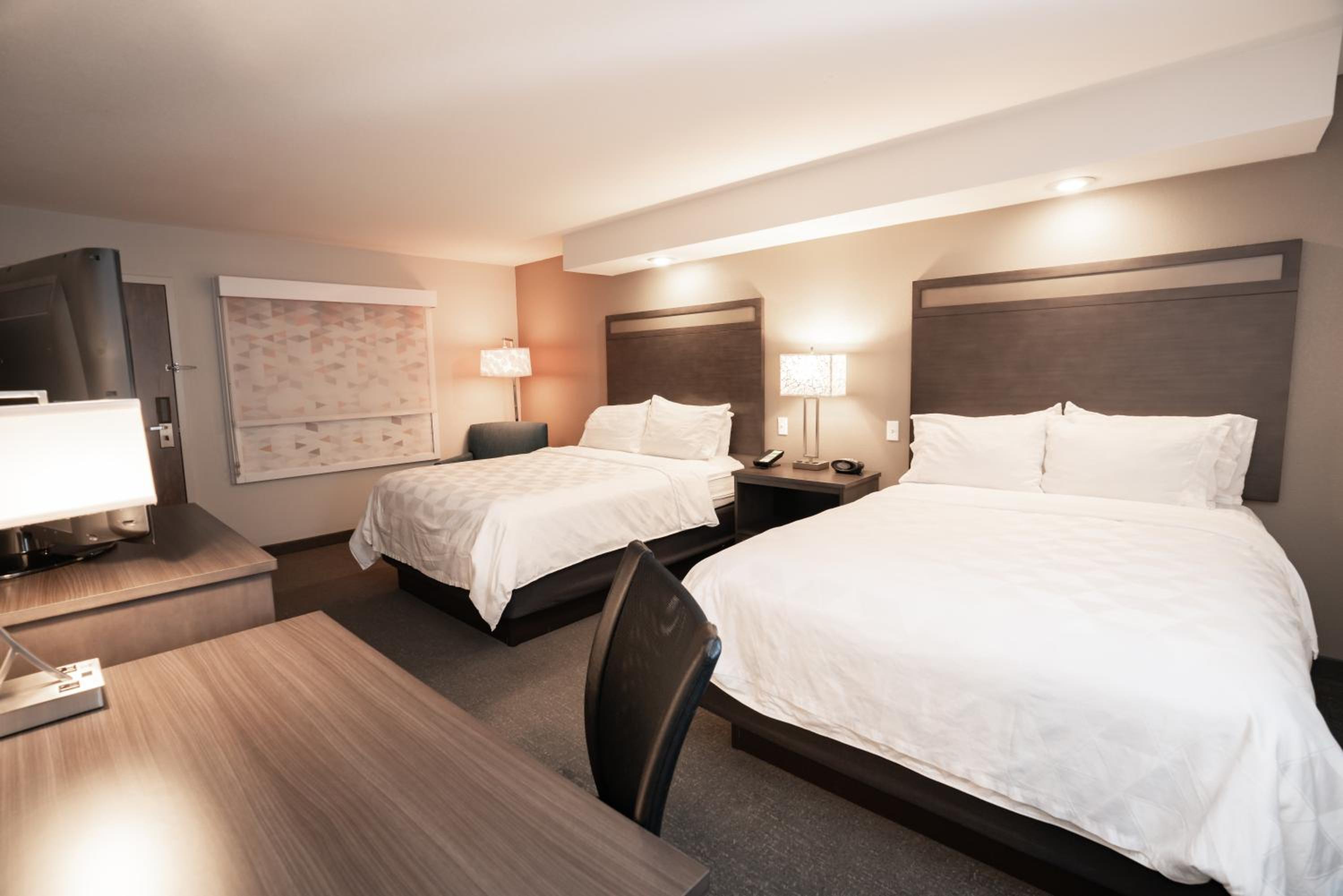 Standard Queen Room with Two Queen Beds and Pool Wing - Photo 3
