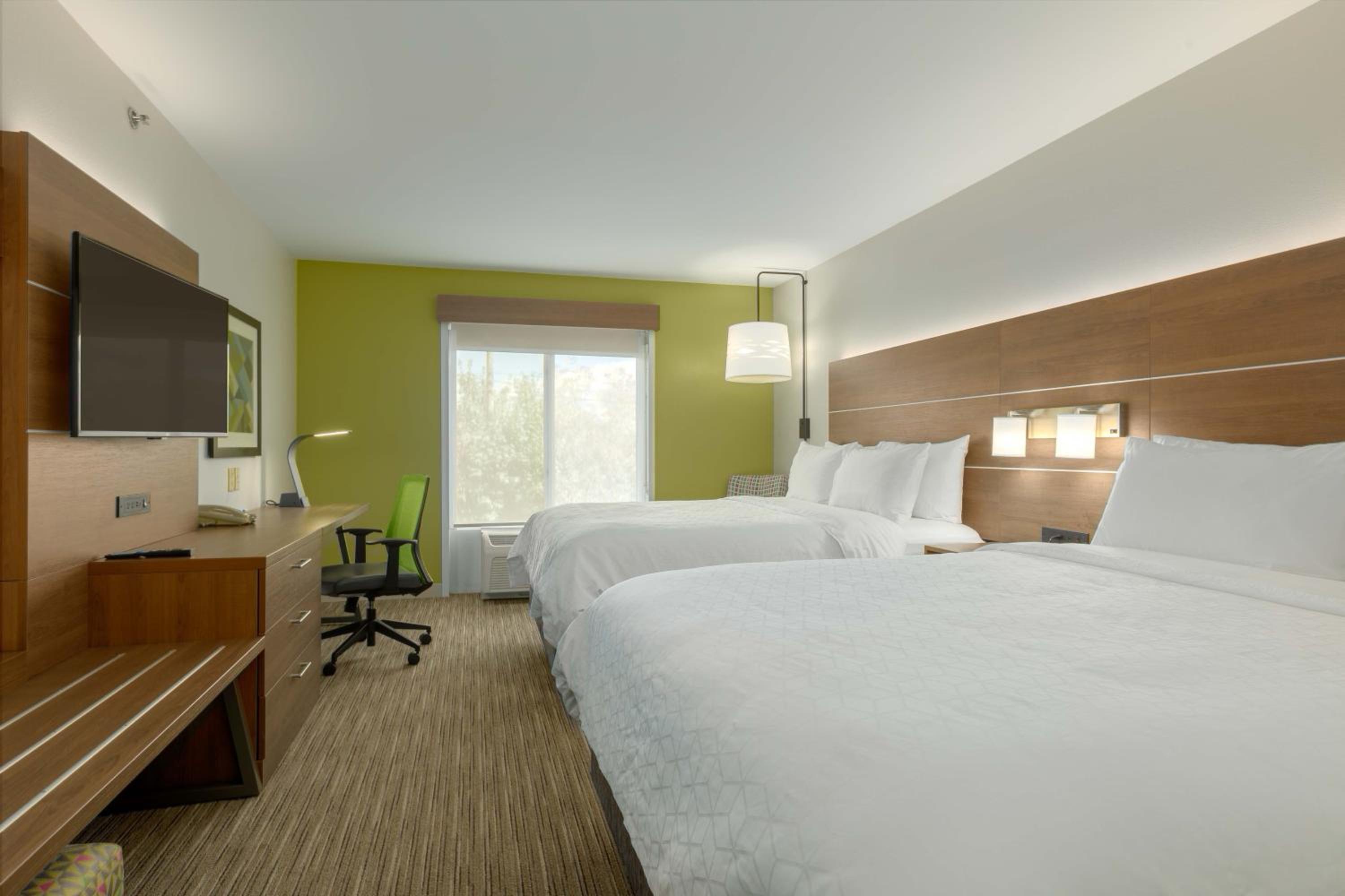 Standard Queen Room with Two Queen Beds - Photo 3