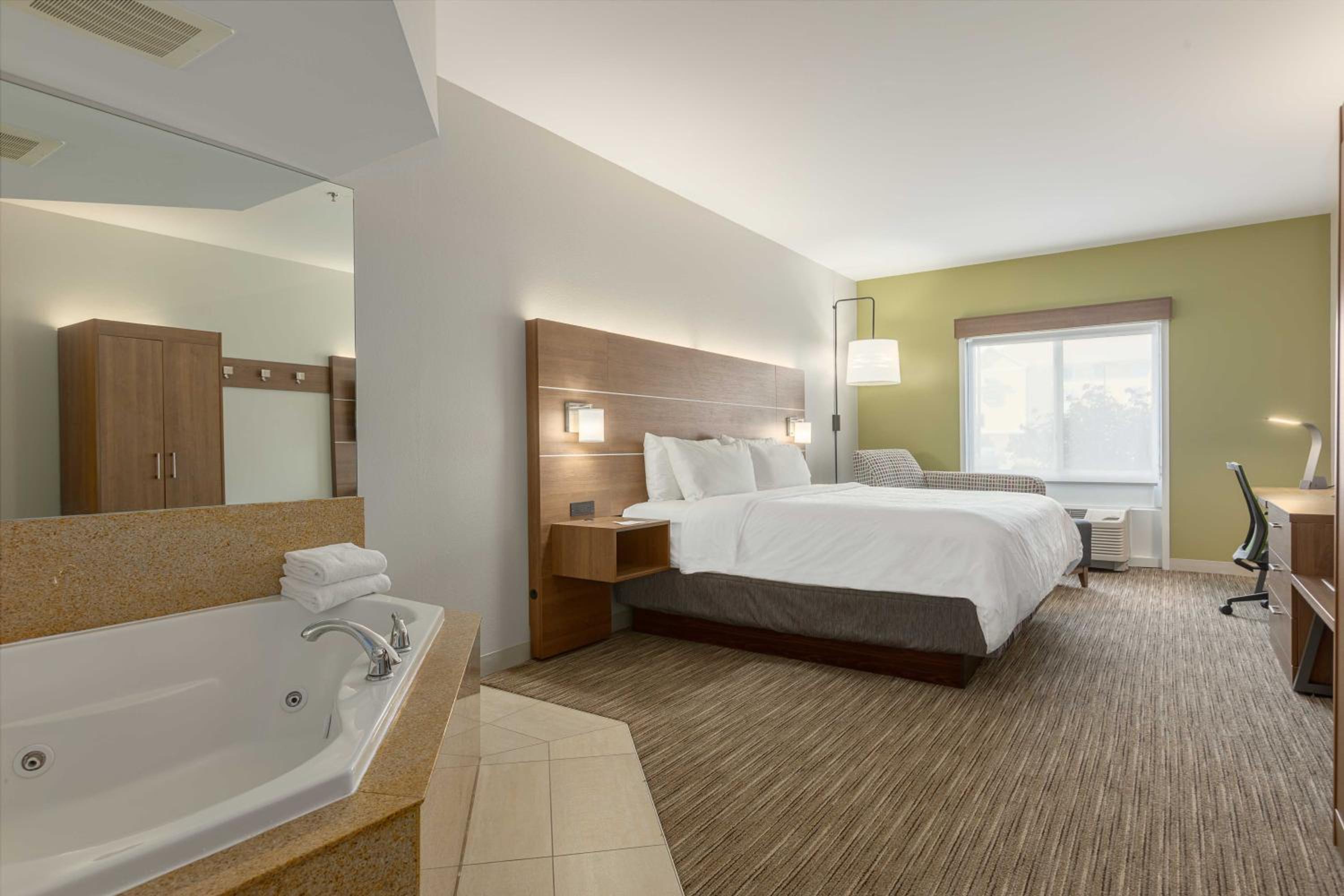 King Suite with Jetted Tub - Photo 2