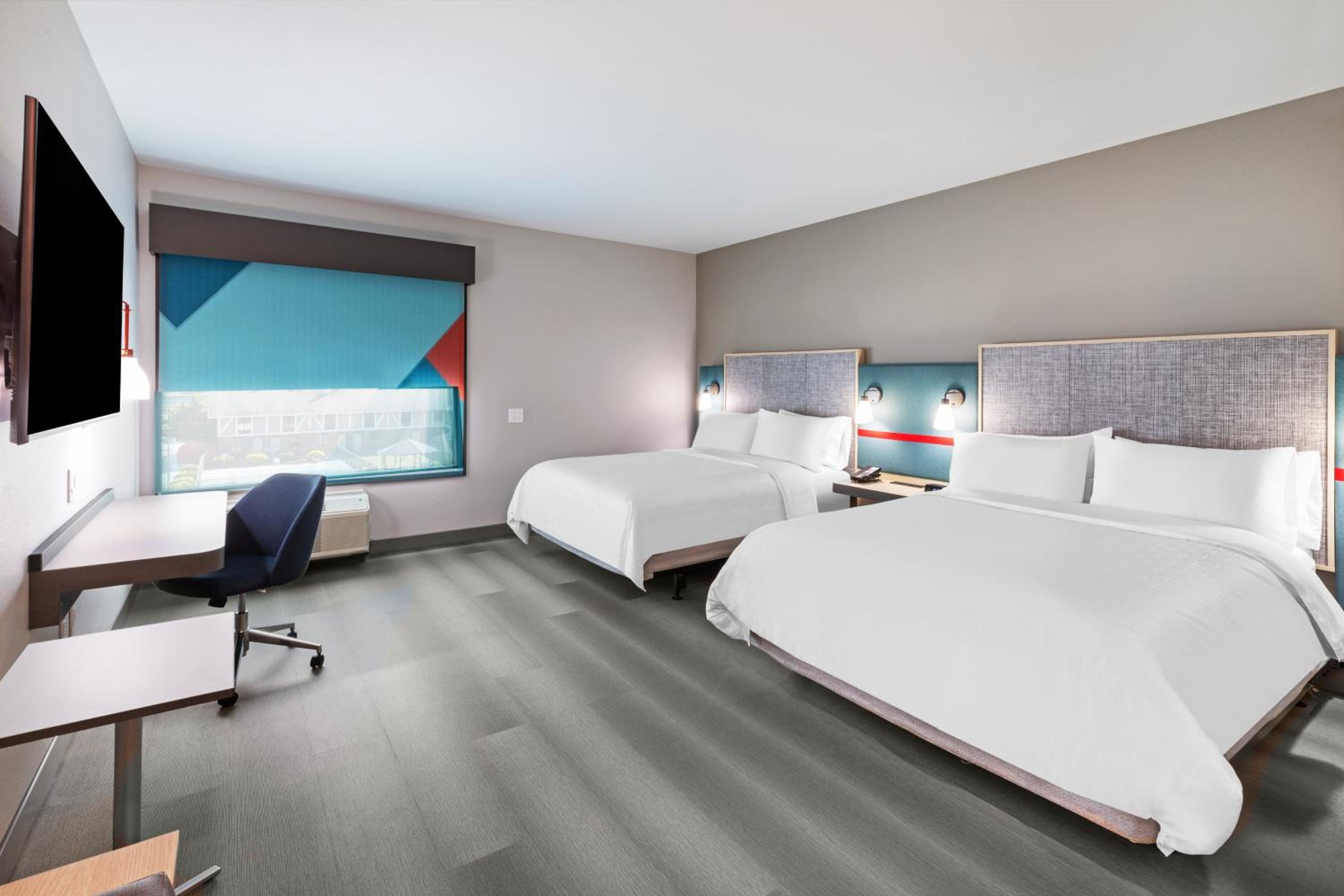 Standard Room with Two Queen Beds - Photo 2