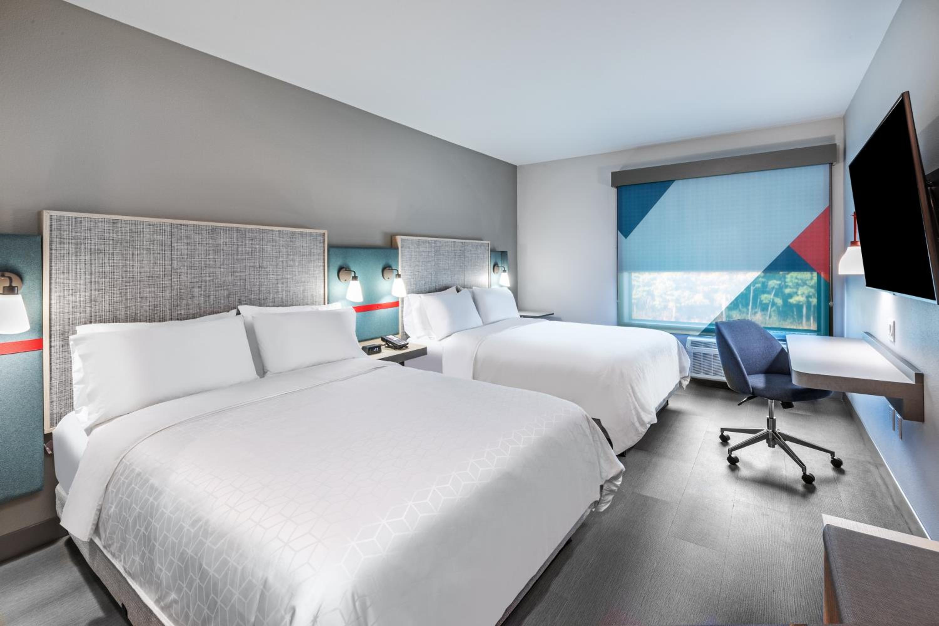 Standard Room with Two Queen Beds - Photo 6