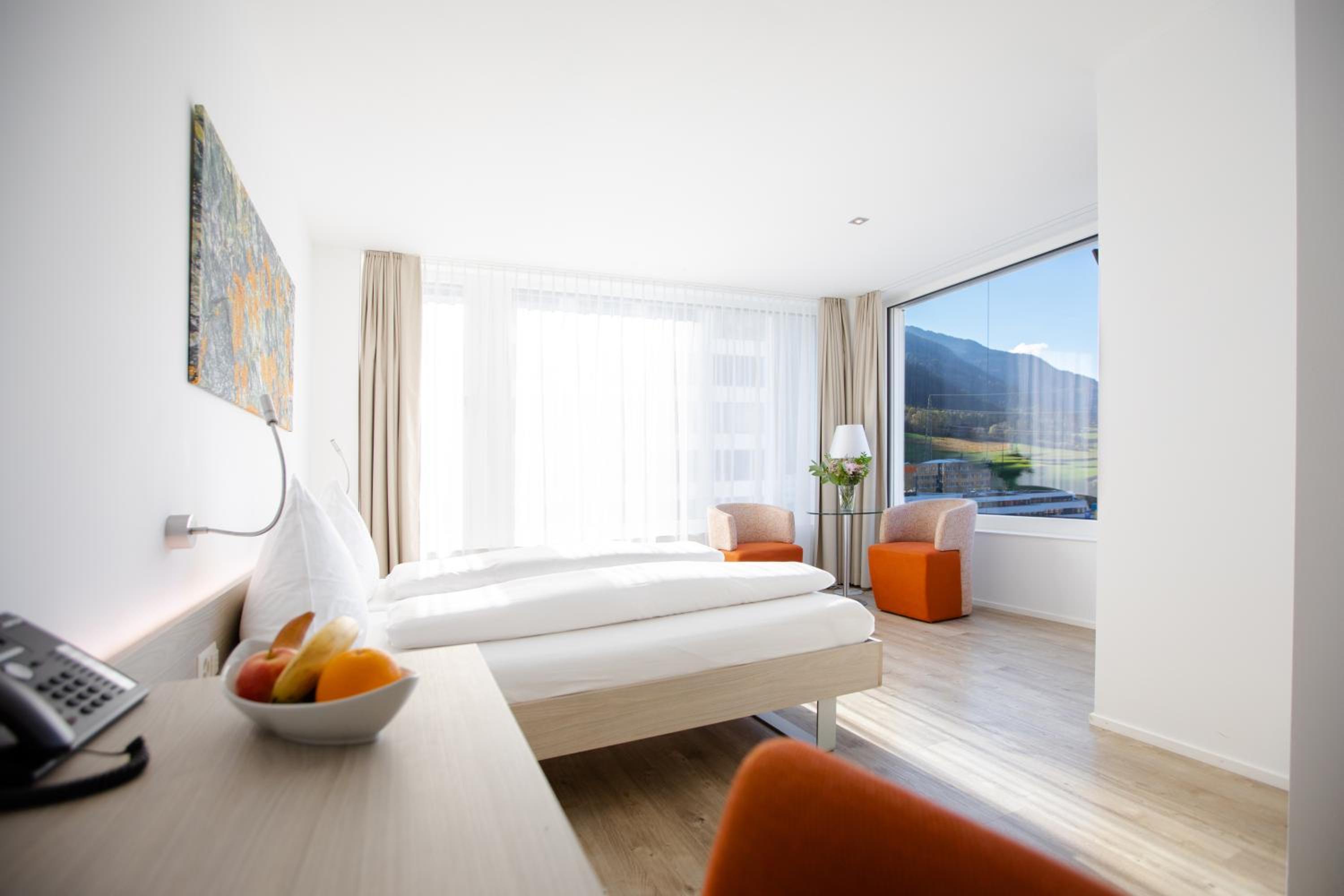 Standard Twin Room with Mountain View thumbnail 5