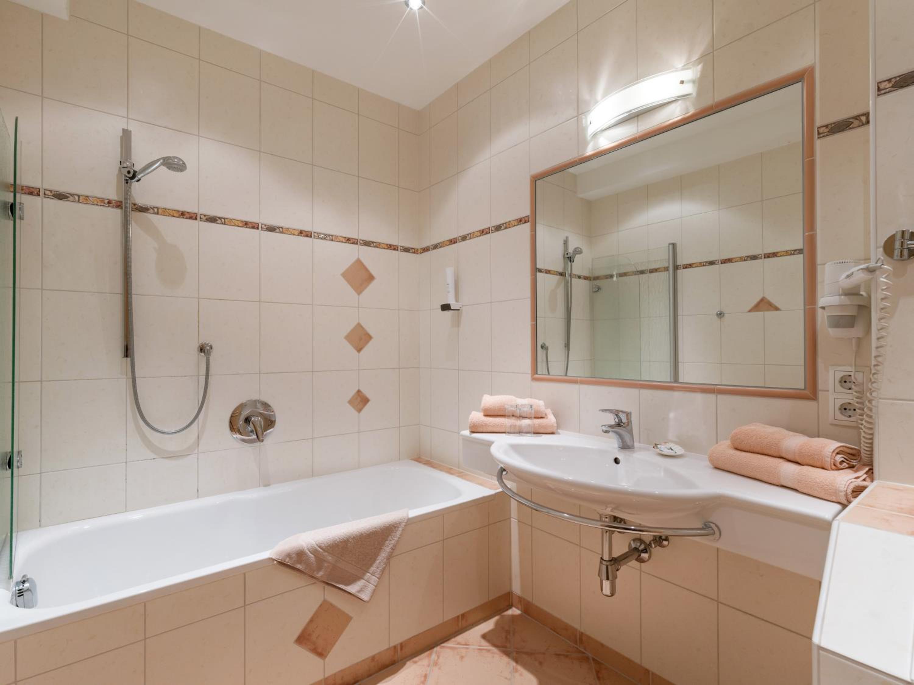 Double Room with Balcony - Photo 6
