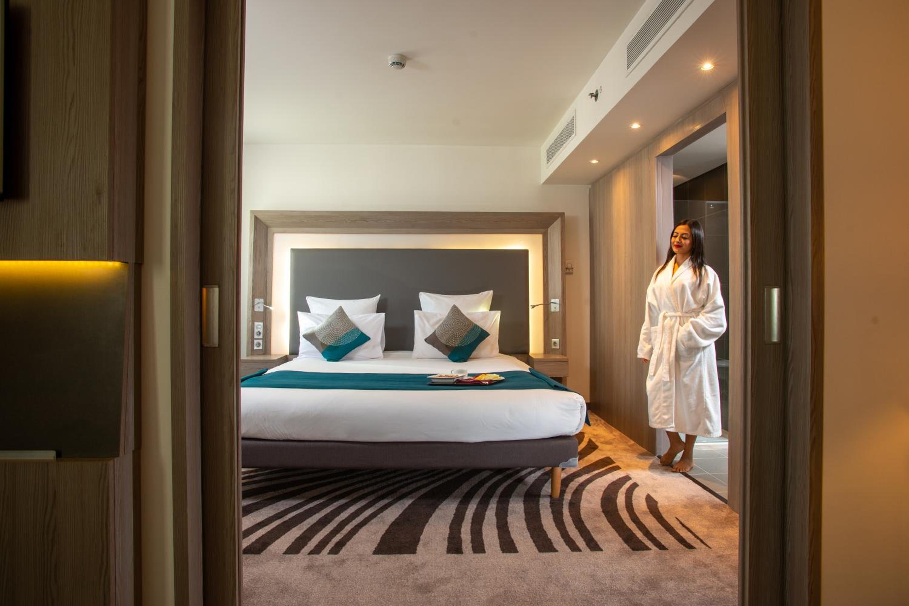 Superior King Suite thumbnail 6