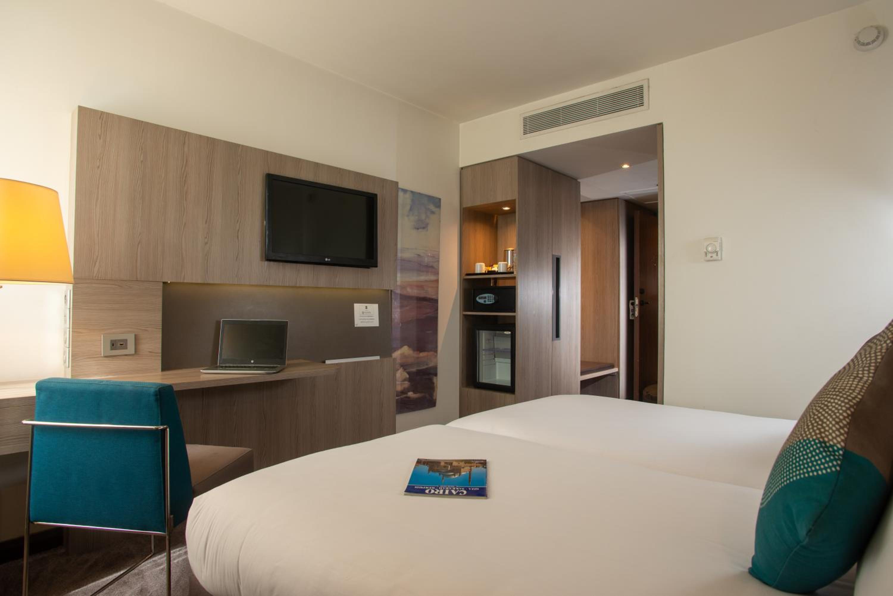 Superior Twin Room thumbnail 6