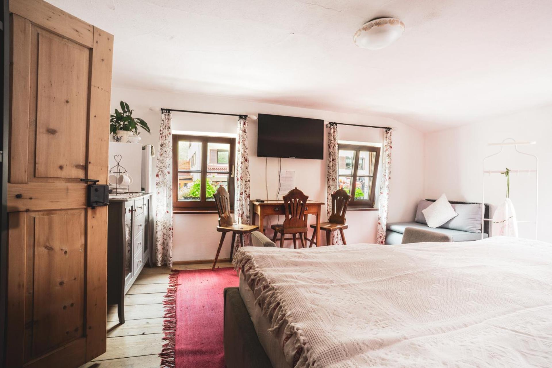 Deluxe Double Room (2 Adults + 1 Child) - Photo 6