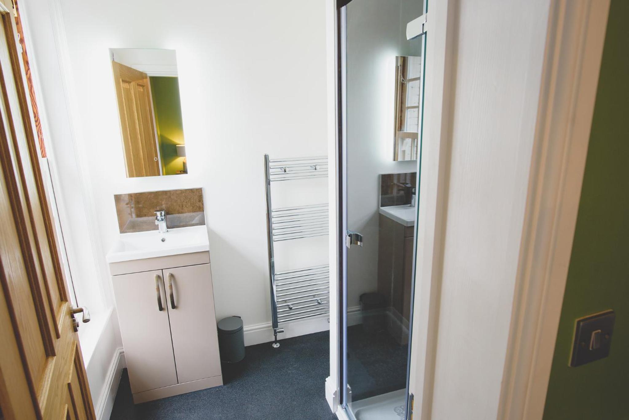Deluxe Double Room with Shower - Photo 6