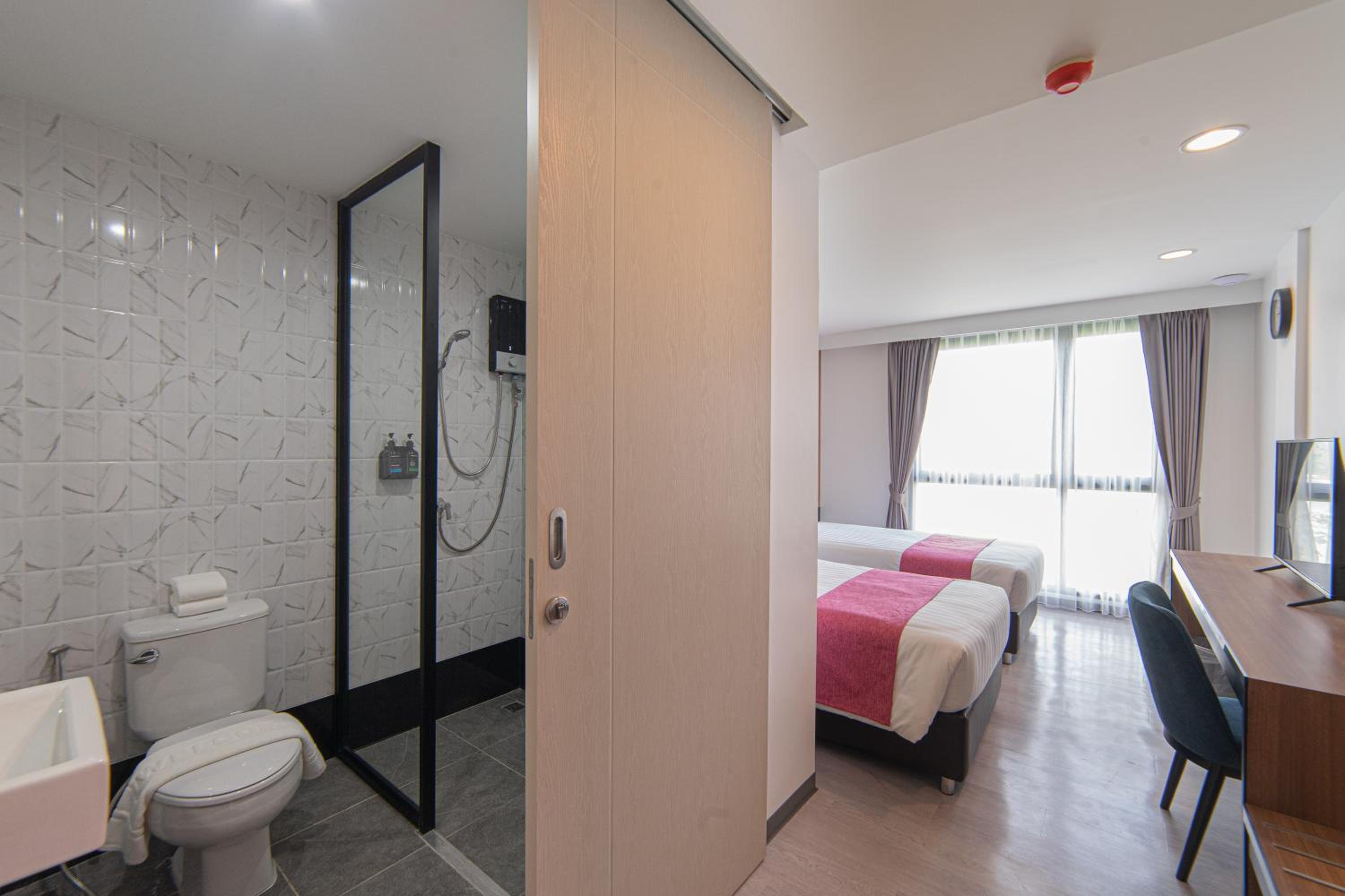 Twin Room with Lake View - Photo 7