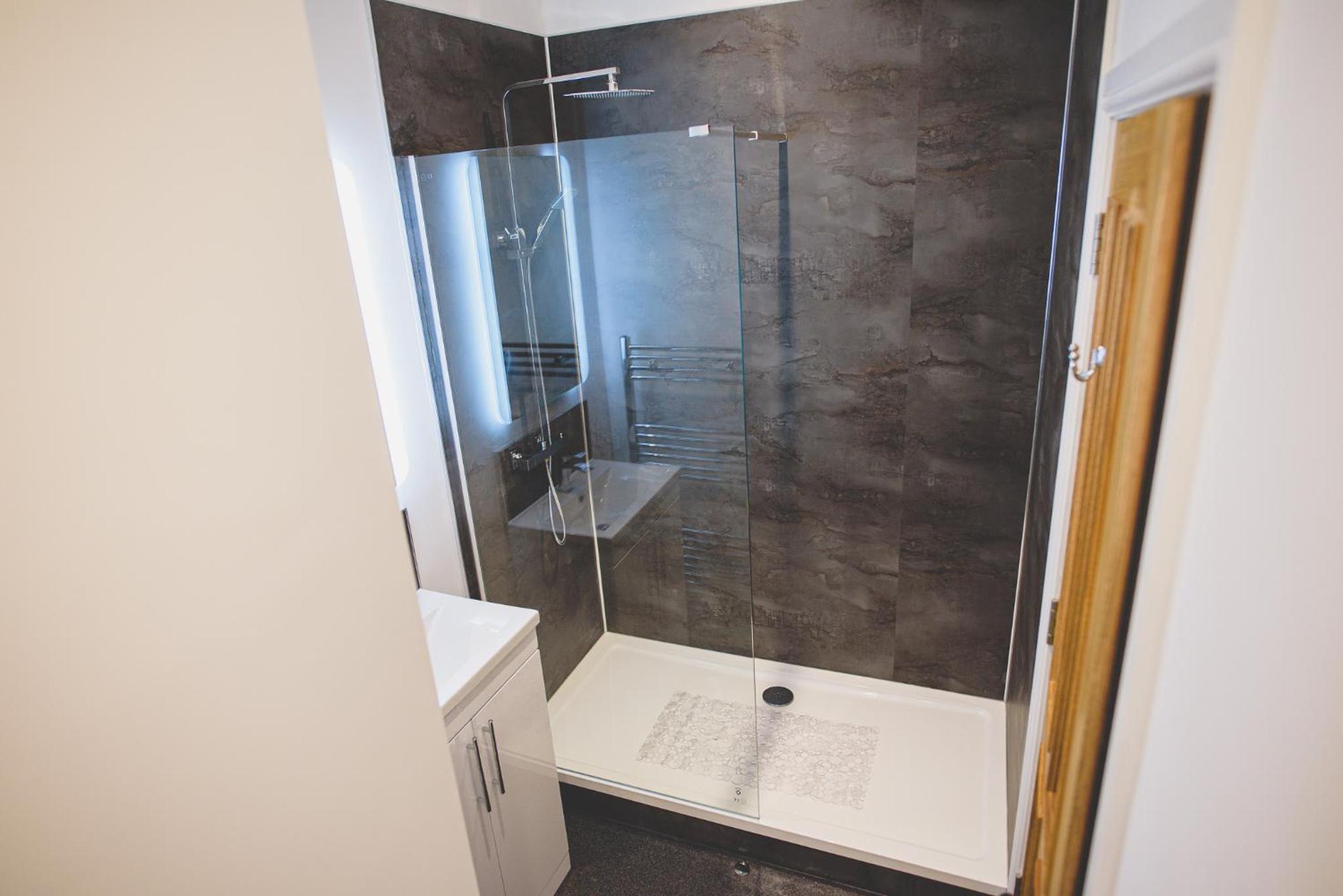 Deluxe Double Room with Shower - Photo 3