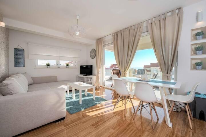 Apartment With Sea View