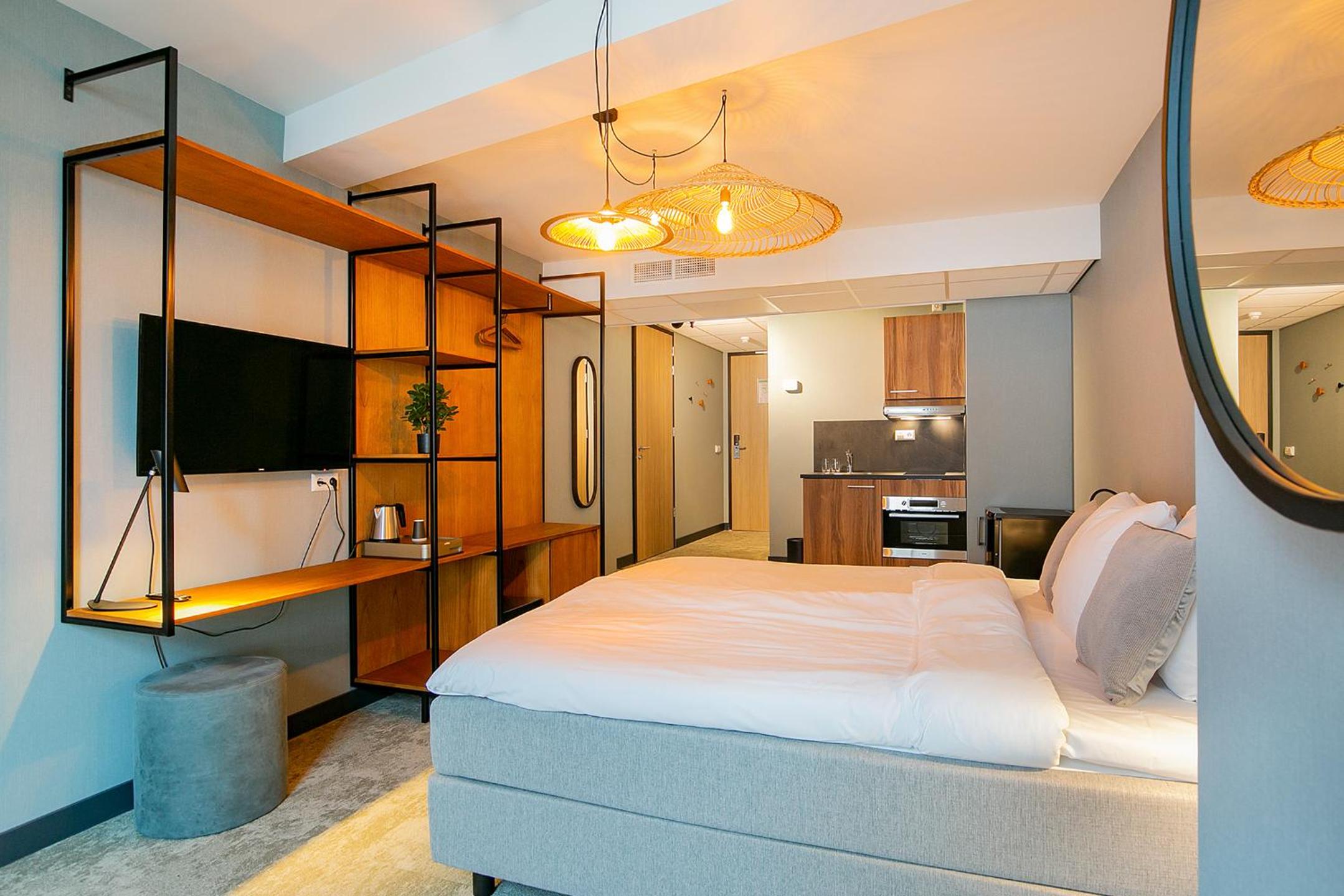 Deluxe Studio with Kitchen - Photo 4