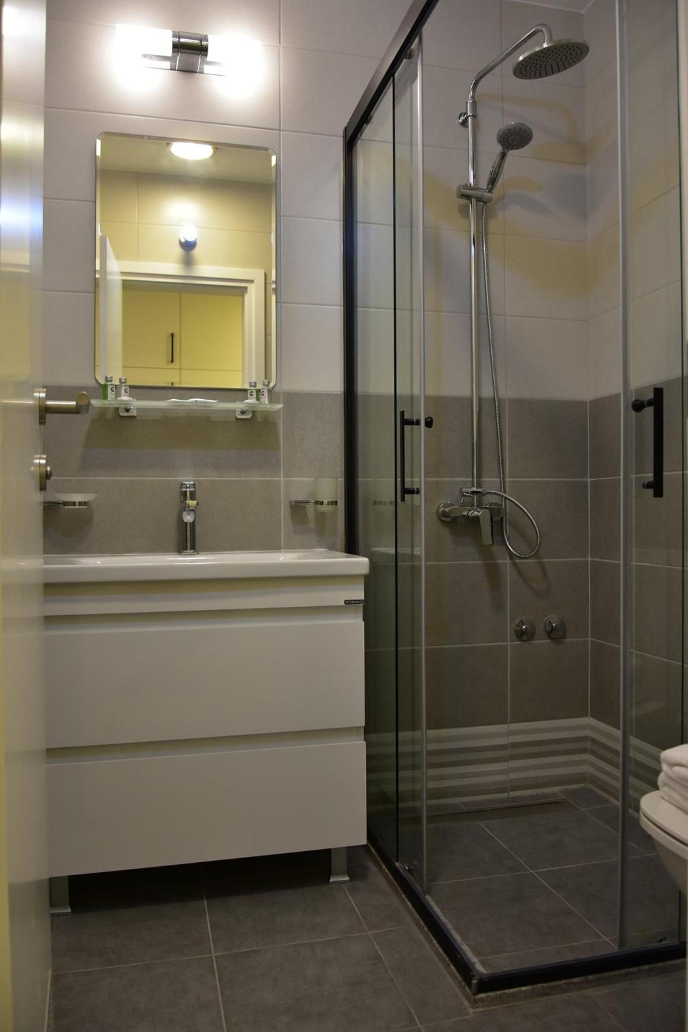 Art - Double or Twin Room - Photo 10