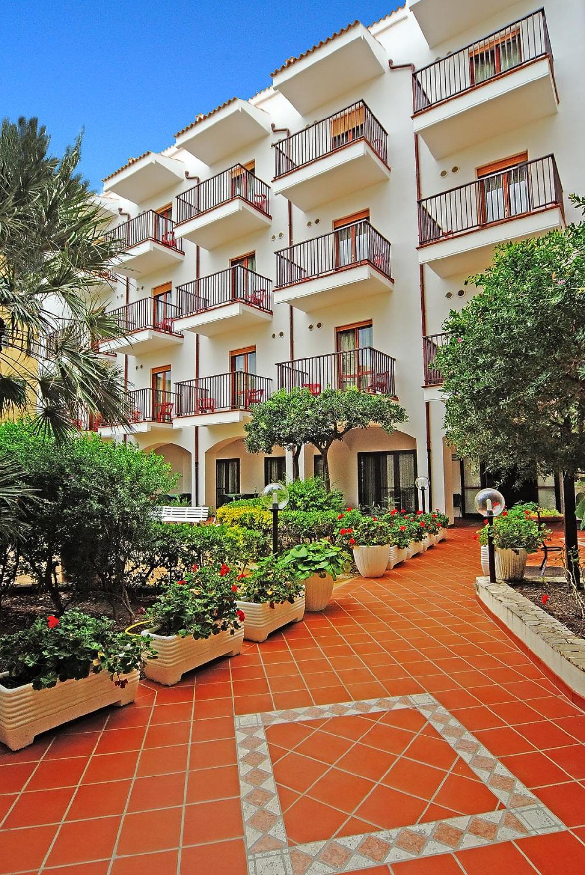 Standard Double or Twin Room with Garden View - Photo 8