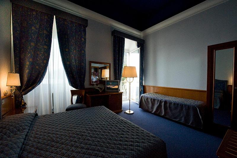 Double or Twin Room with Lake View - Photo 7