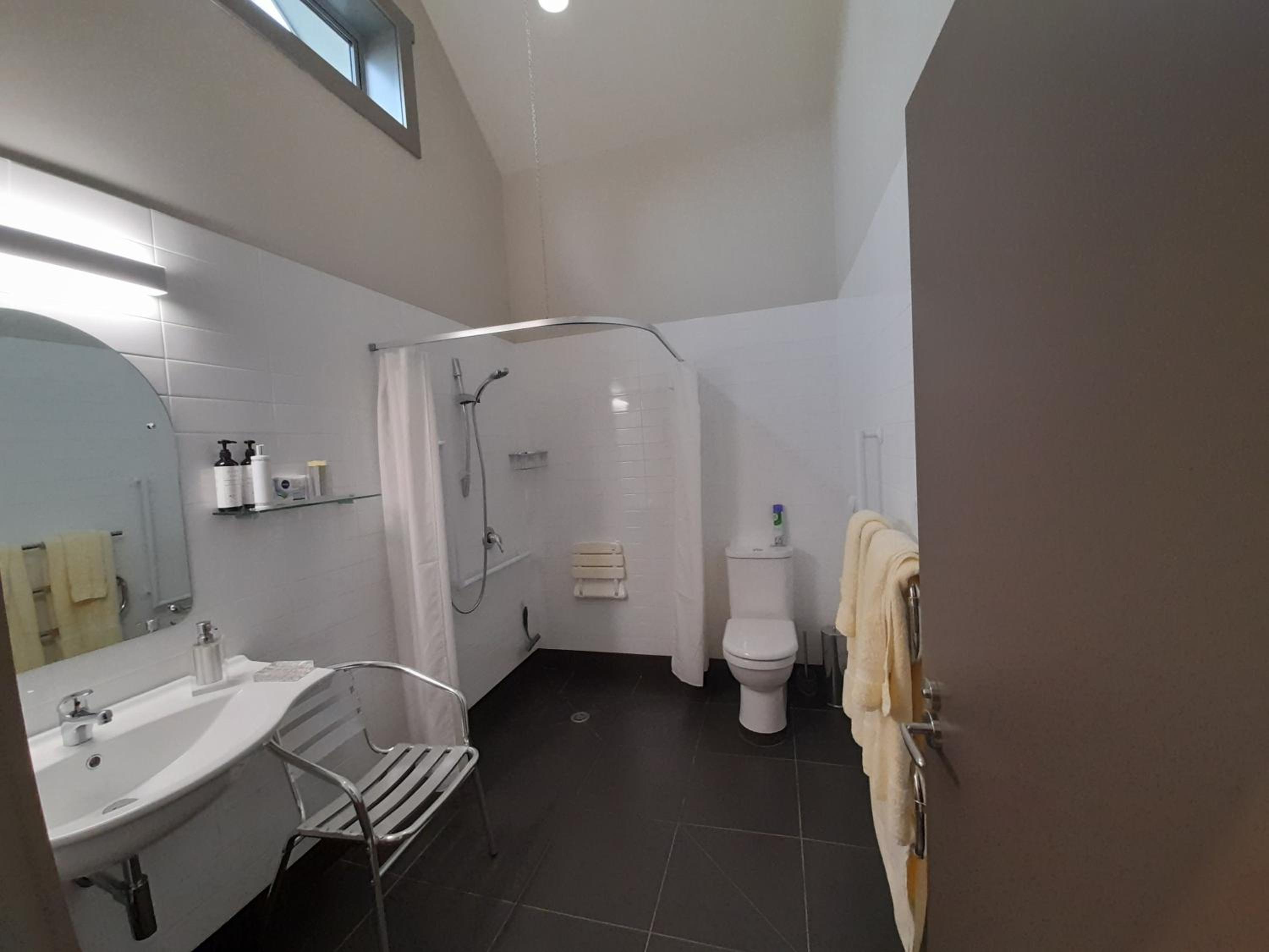 Double or Twin Room - Disability Access photo 3