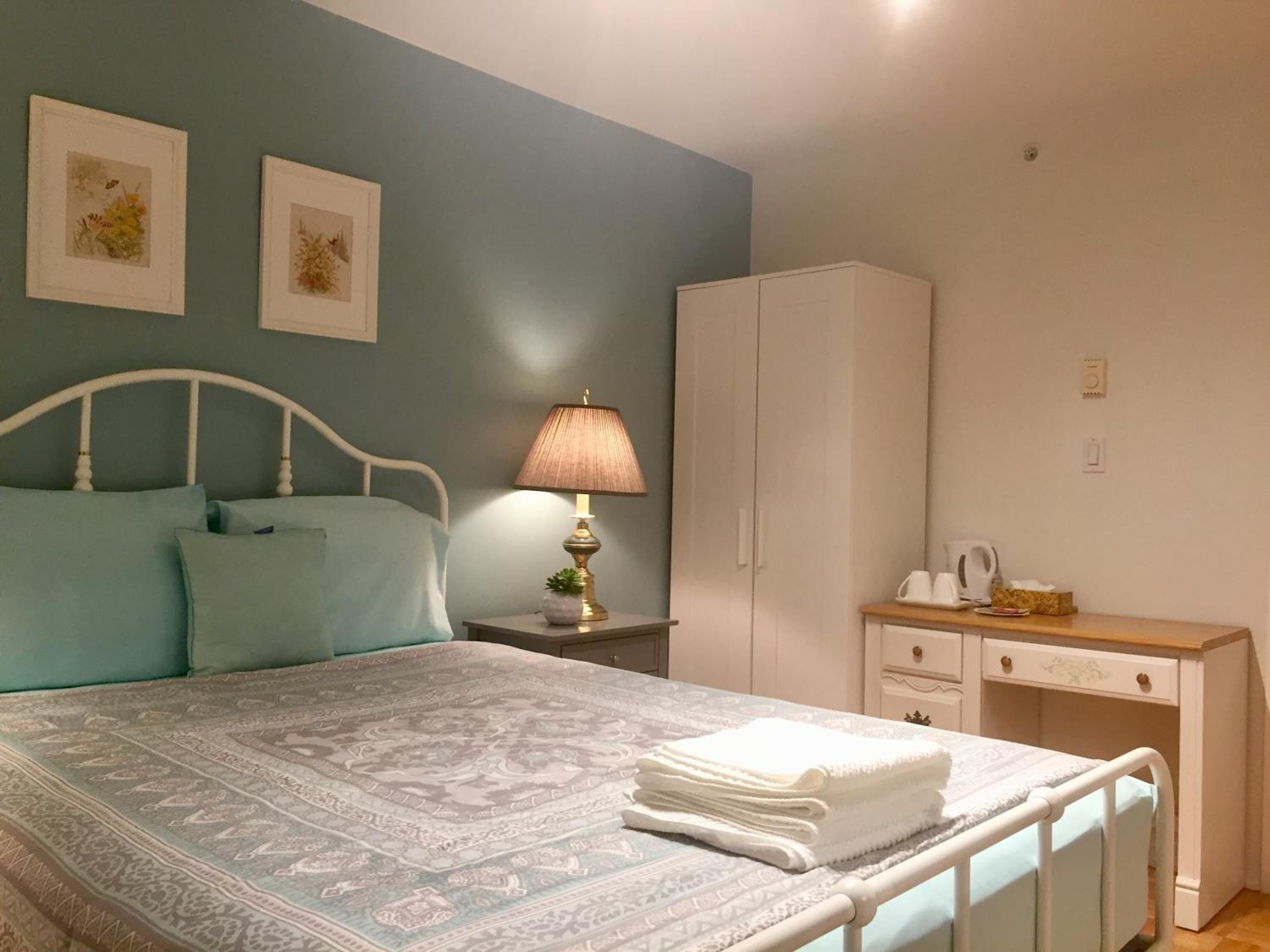 Queen Room with Shared Bathroom photo 1