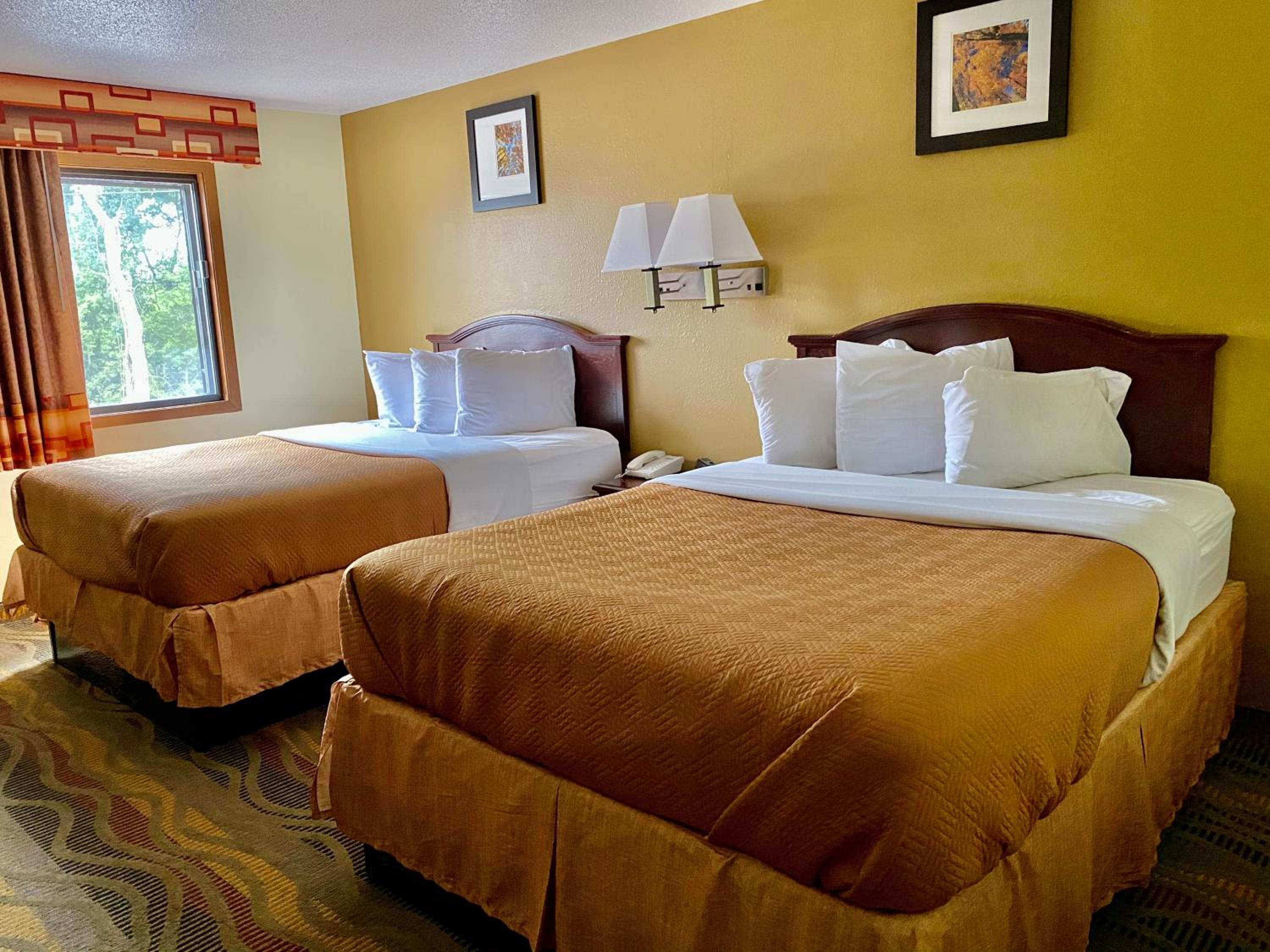 Queen Room with Two Queen Beds - Non-Smoking - Photo 4