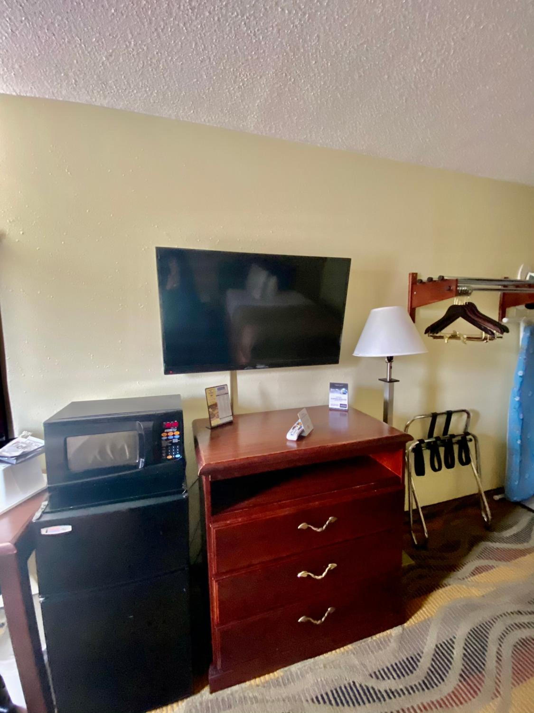 Queen Room - Non-Smoking/Upper Floor - Photo 1