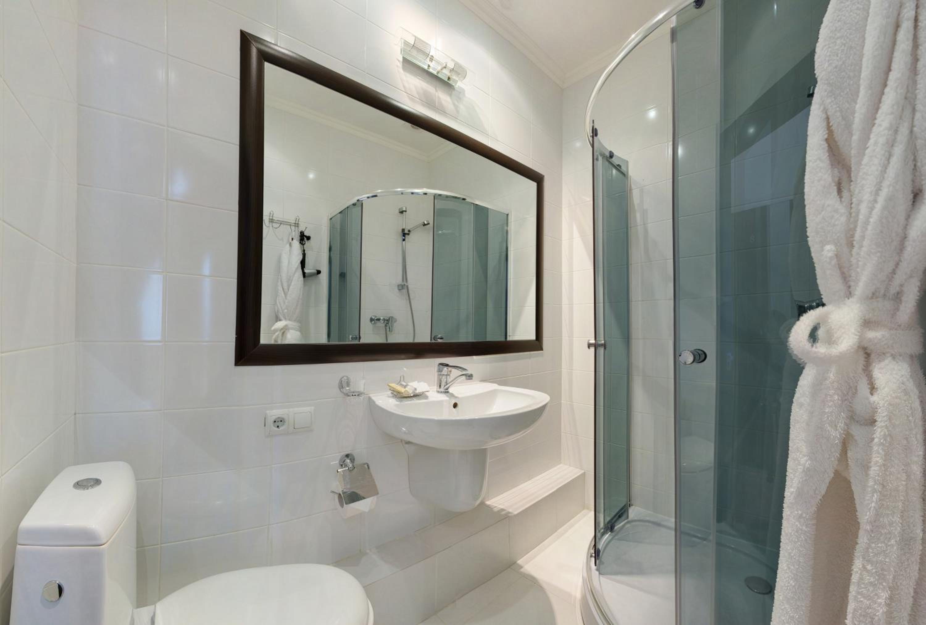 Superior Double Room with 1 bed and Courtyard View photo 3