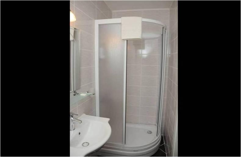 Deluxe Double Room (2 Adults + 1 Child) photo 2