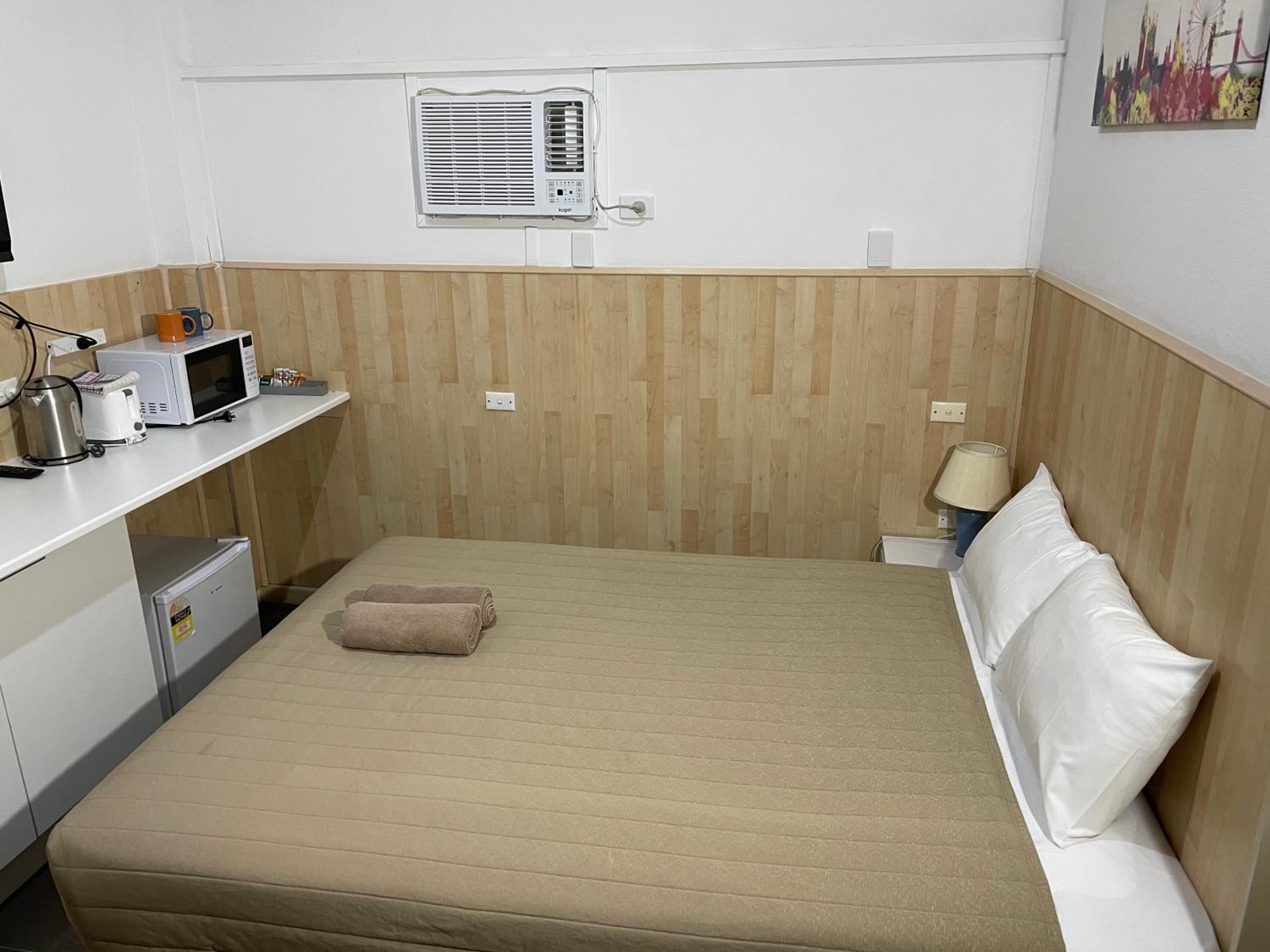 Budget Queen Room photo 3