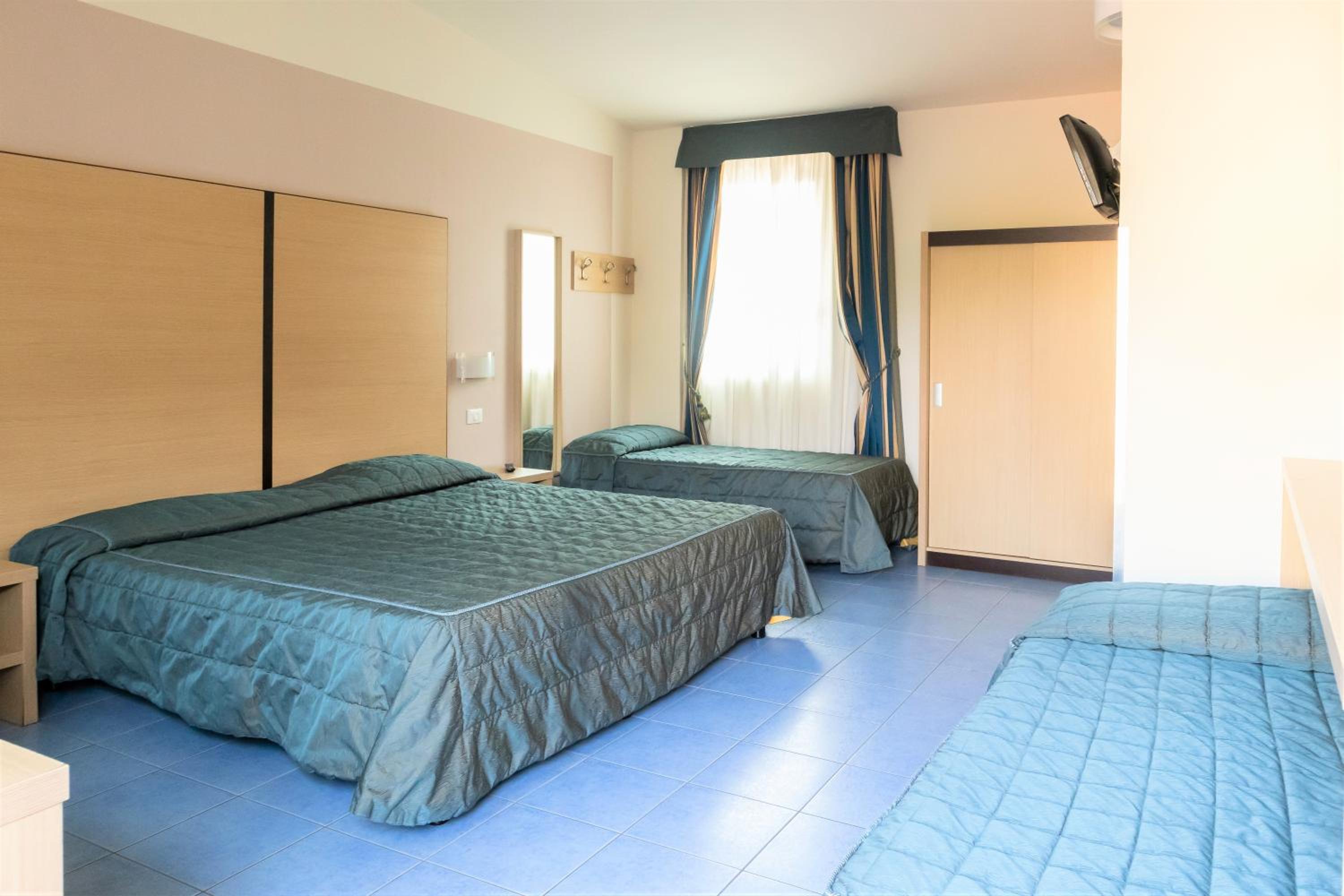 Quadruple Room - Photo 1