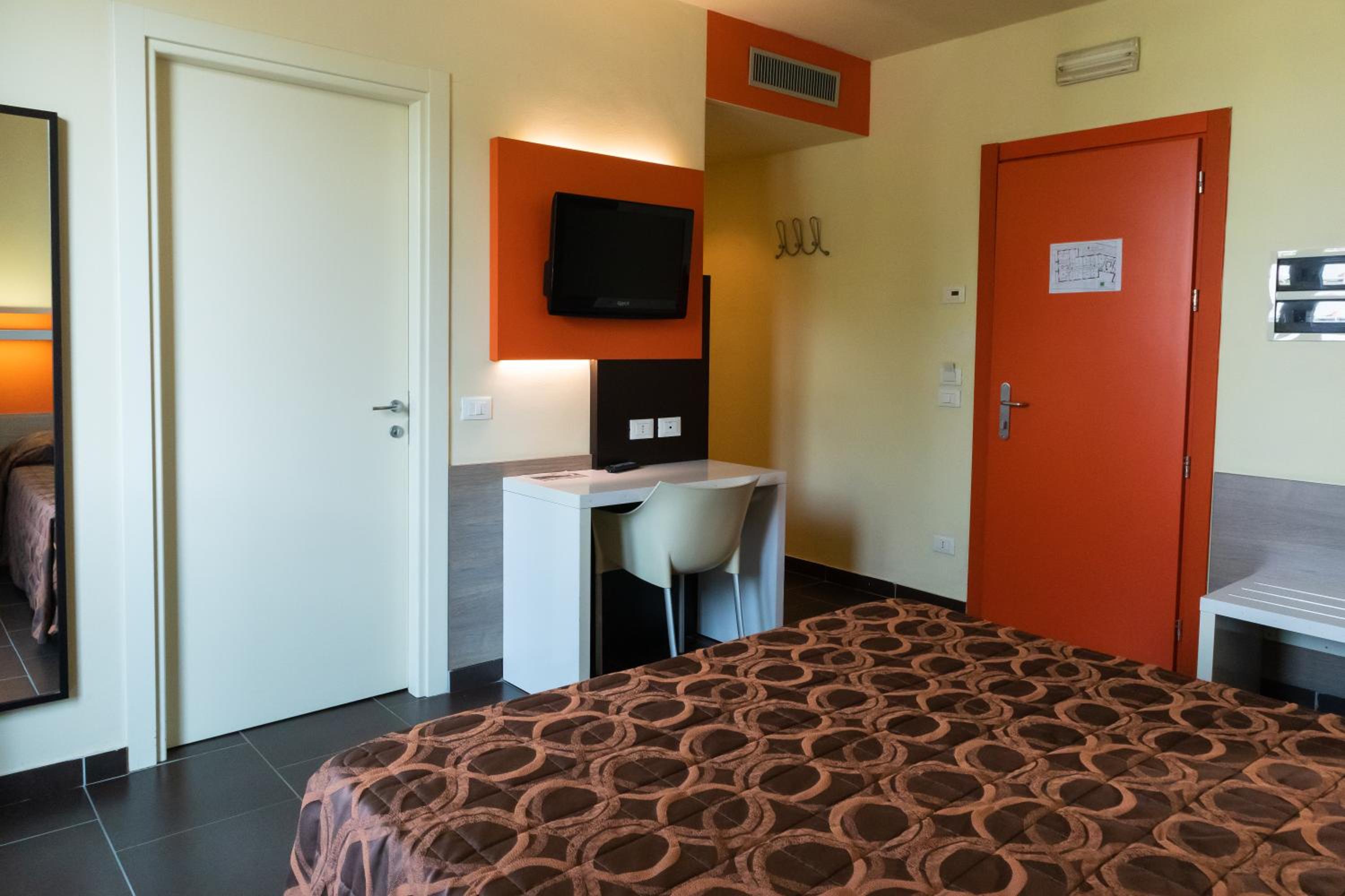 Double Room - Photo 12