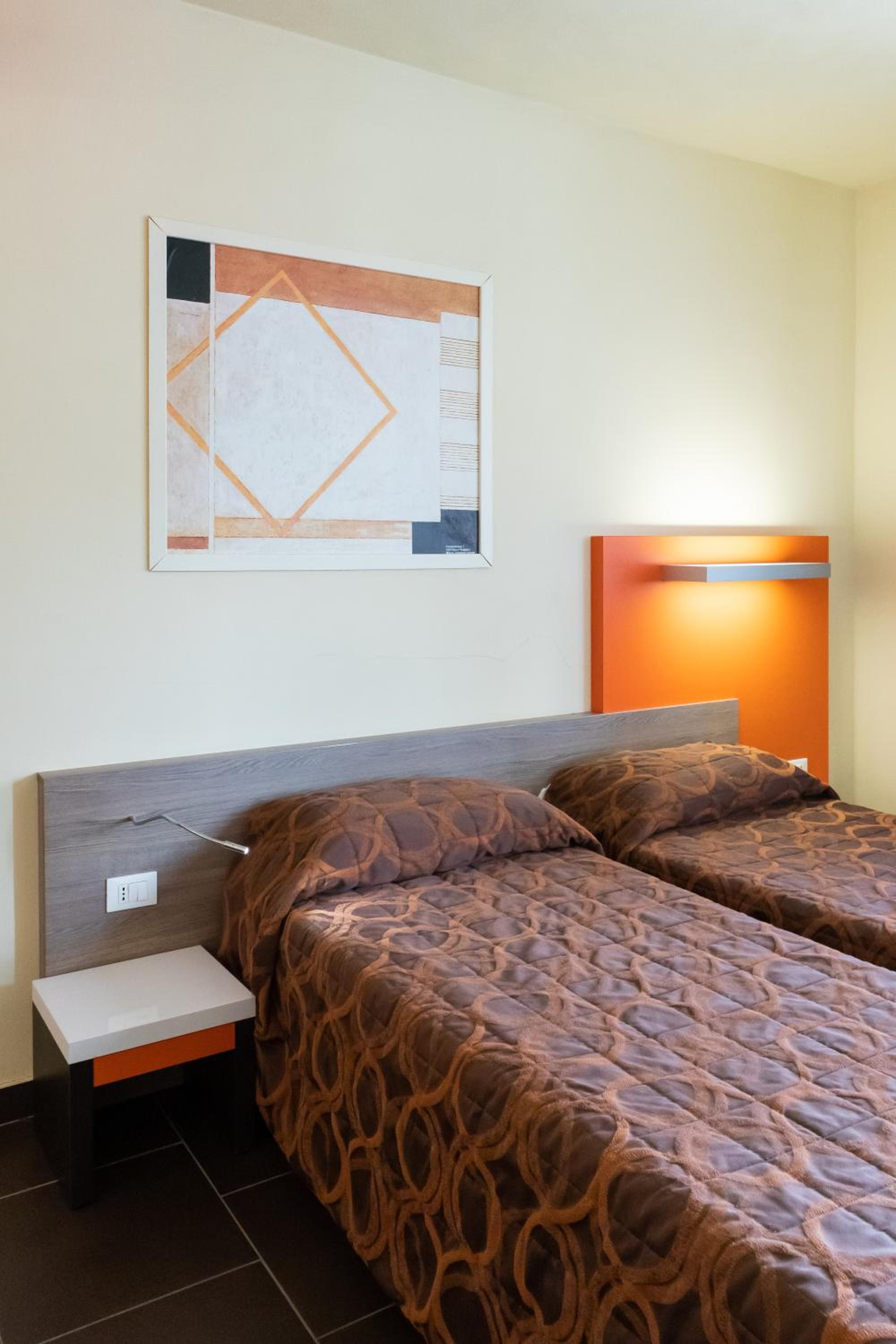 Twin Room - Photo 11