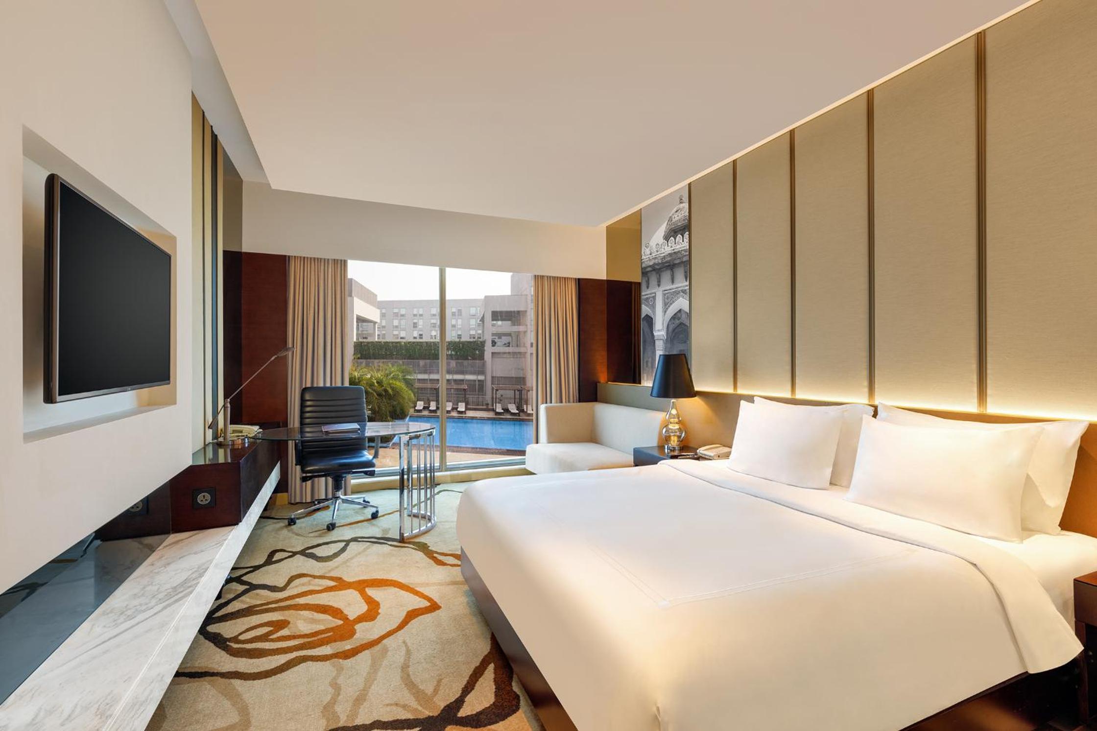 Premium King - 15% off on One-way Airport Transfers, Spa, Food & Beverage & Laundry