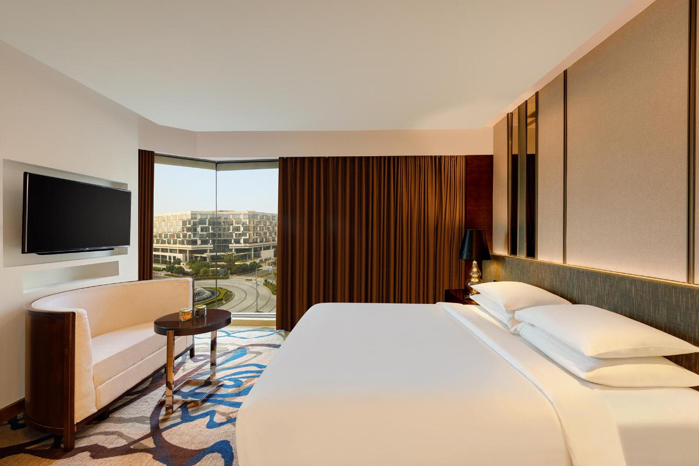 Premium Luxury Suite - 15% off on One-way Airport Transfers, Spa, Food & Beverage & Laundry