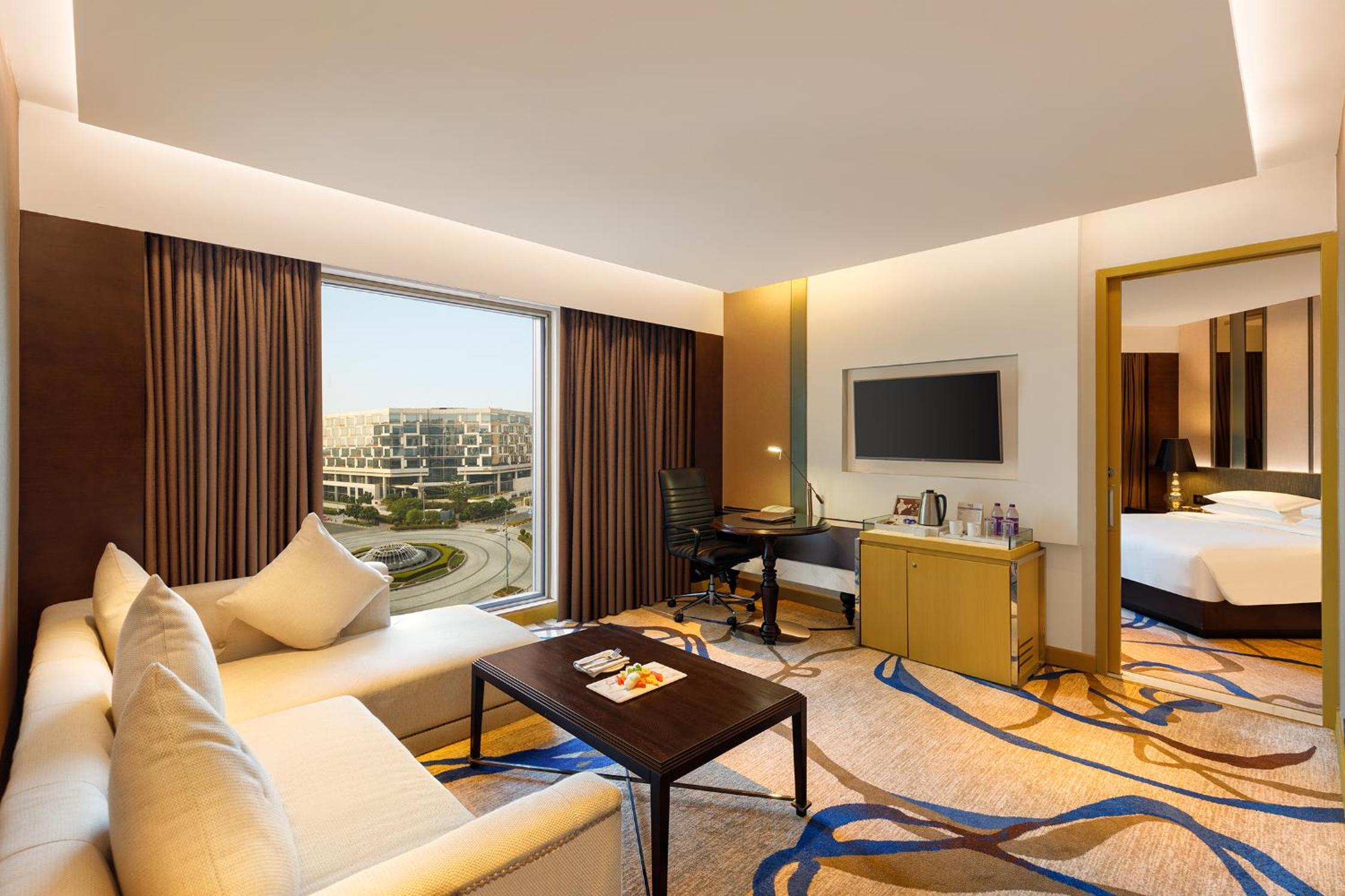 Premium Luxury Suite - 15% off on One-way Airport Transfers, Spa, Food & Beverage & Laundry thumbnail 6