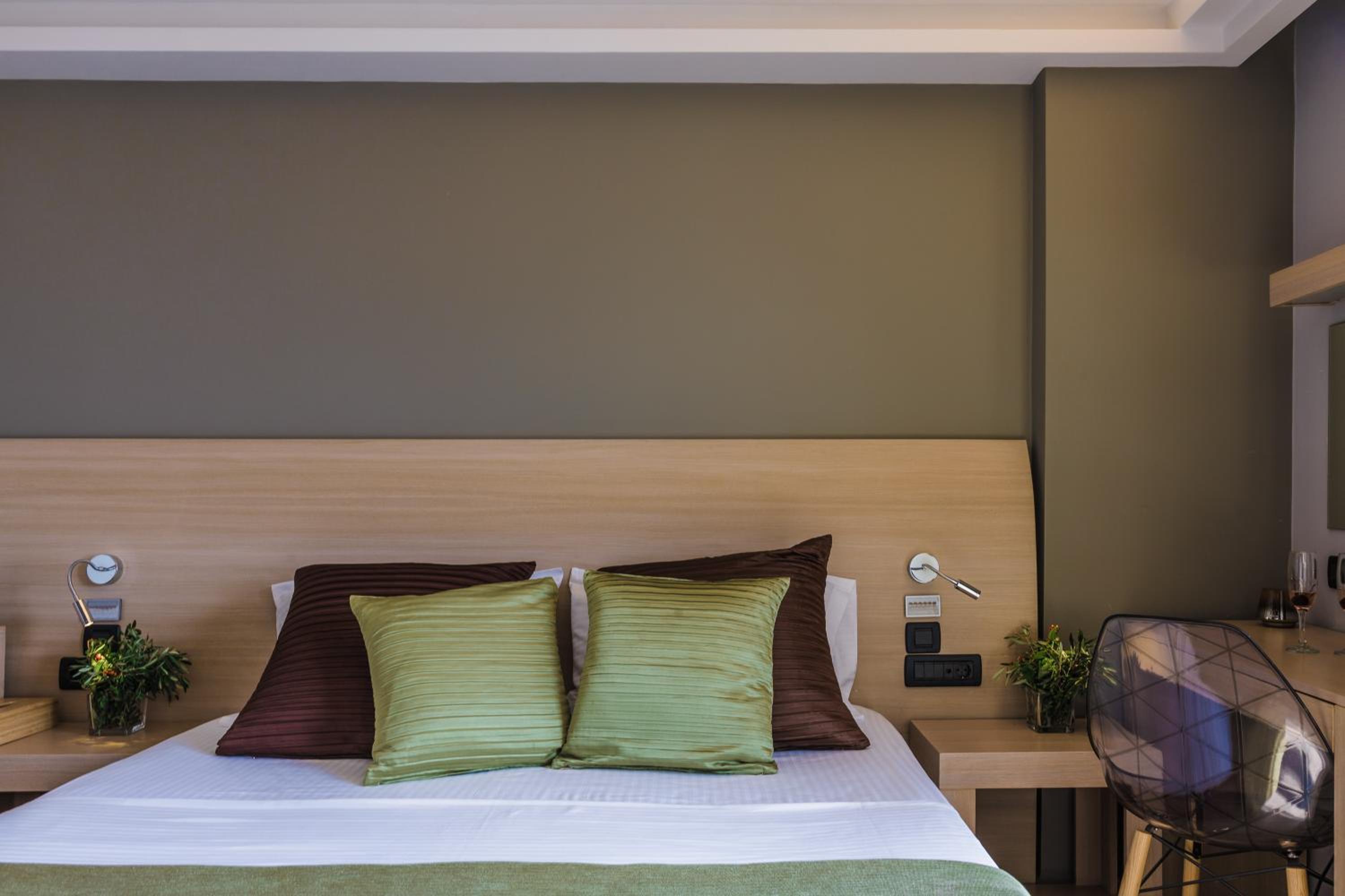 Double or Twin Room with Partial Sea View - Photo 4