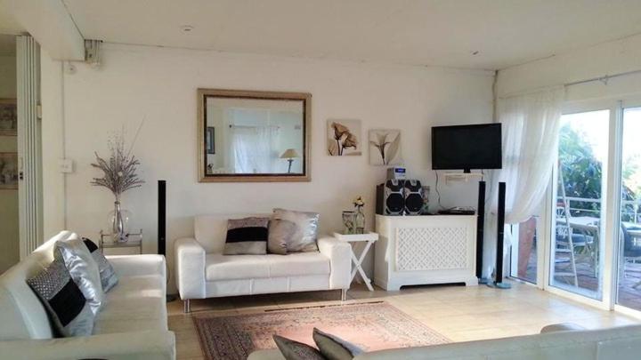 Five-Bedroom House photo 1