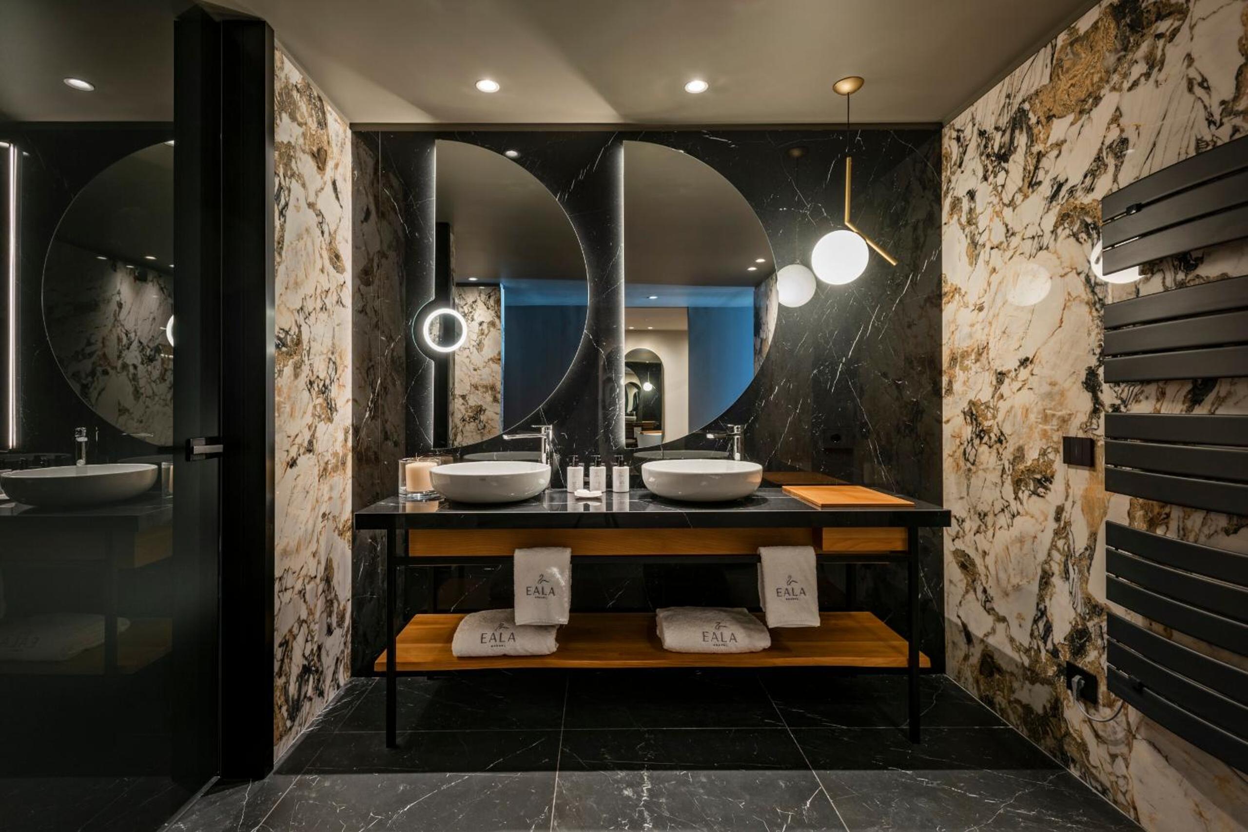 Suite with Lake View - Photo 11
